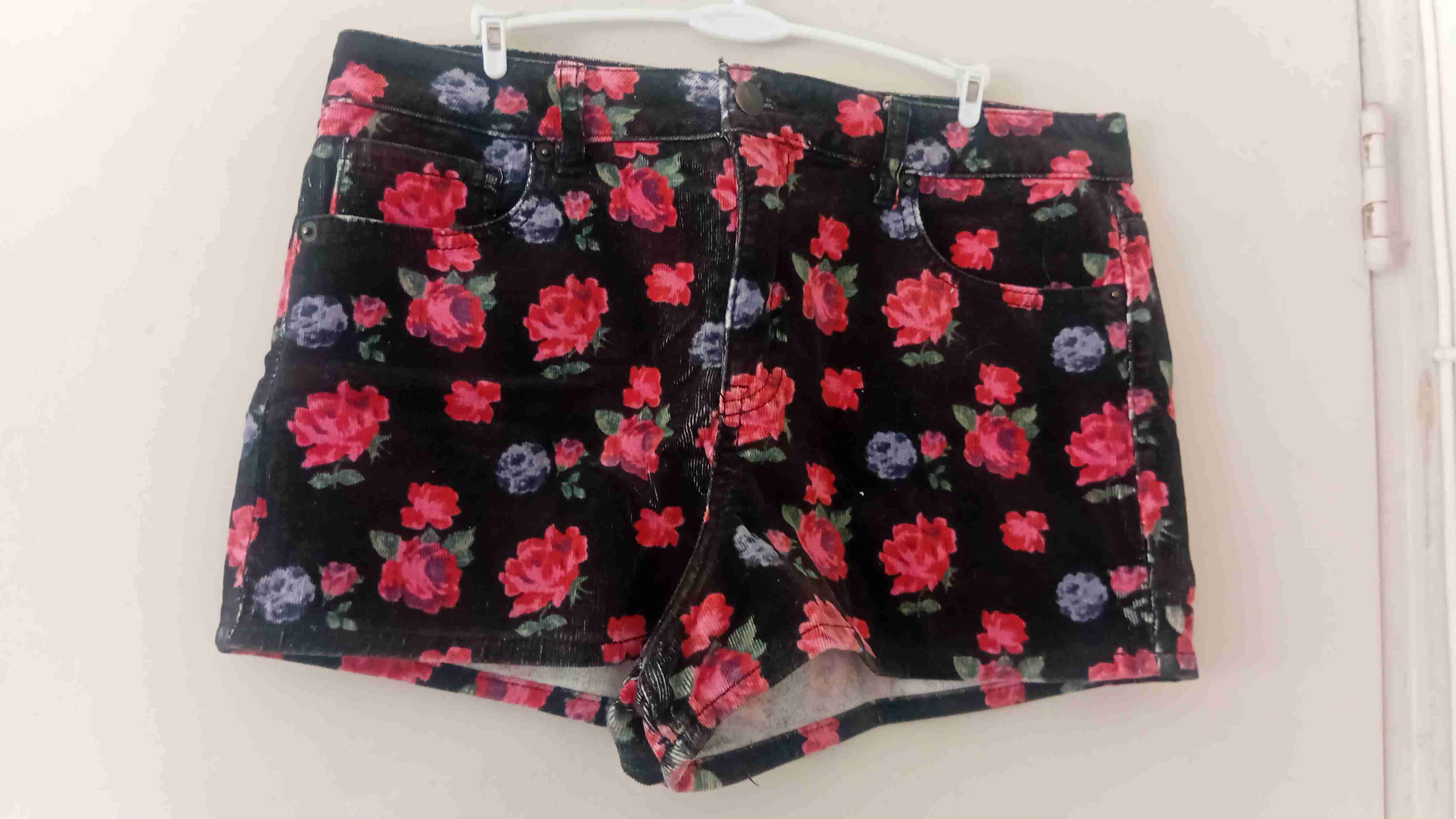 Shorts de mezclilla con flores