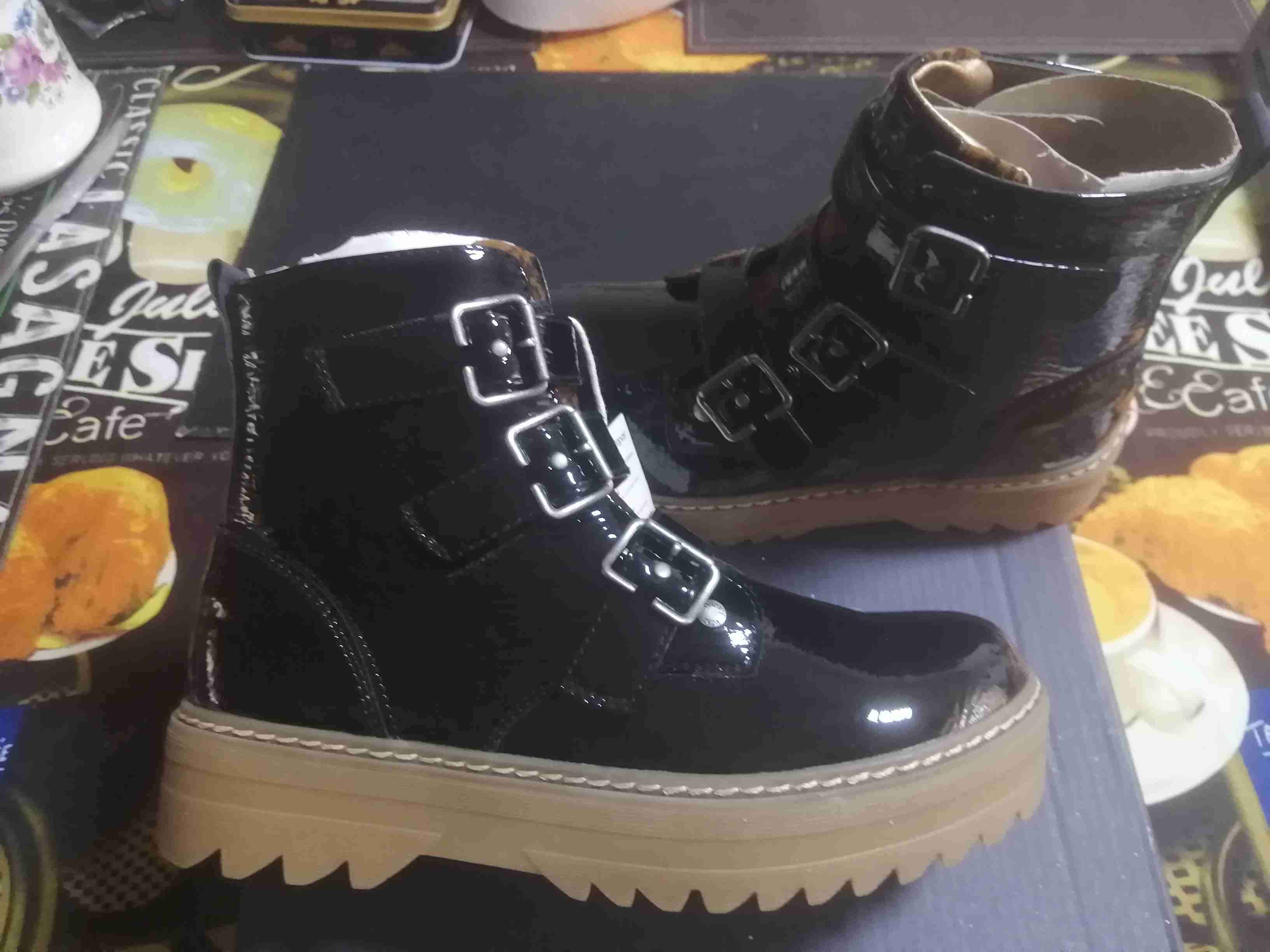 Botines negros con hebillas - 1