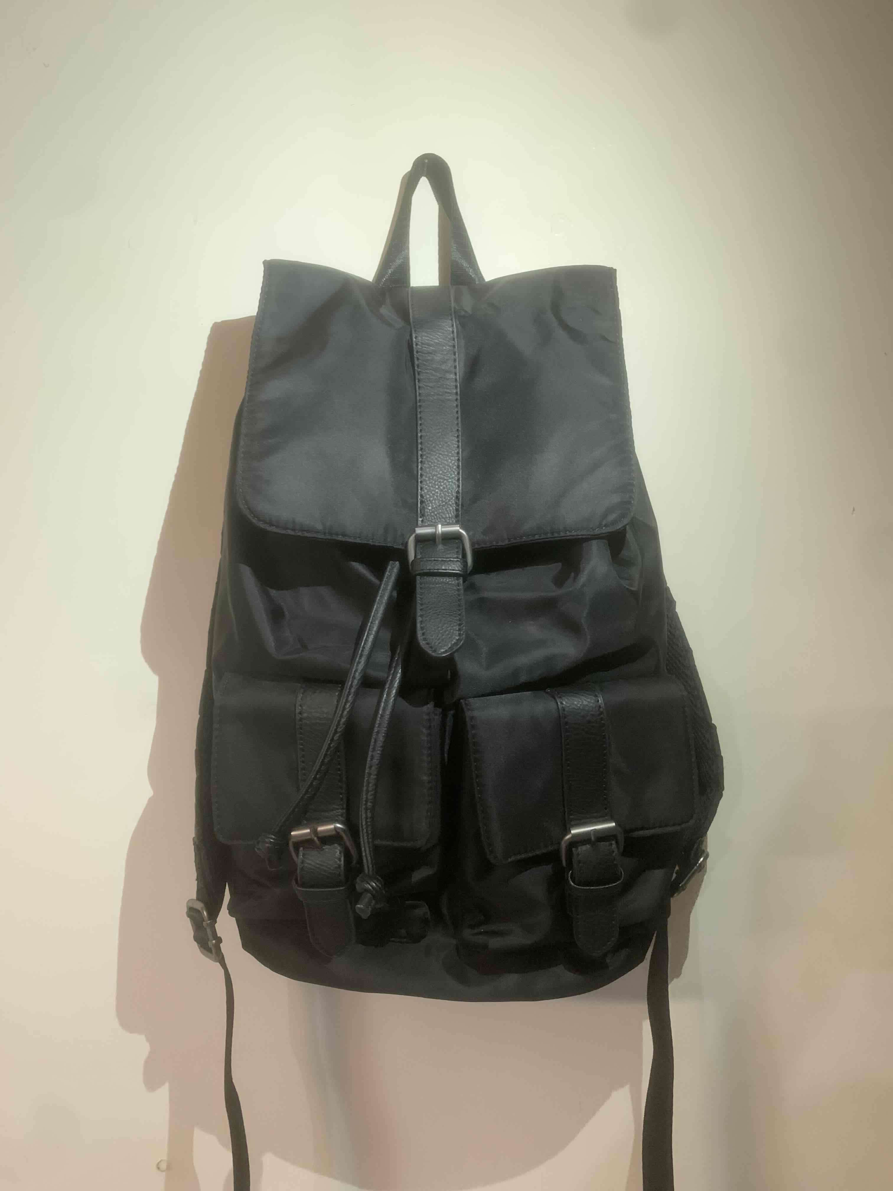 Mochila negra con bolsillos - miniatura 2