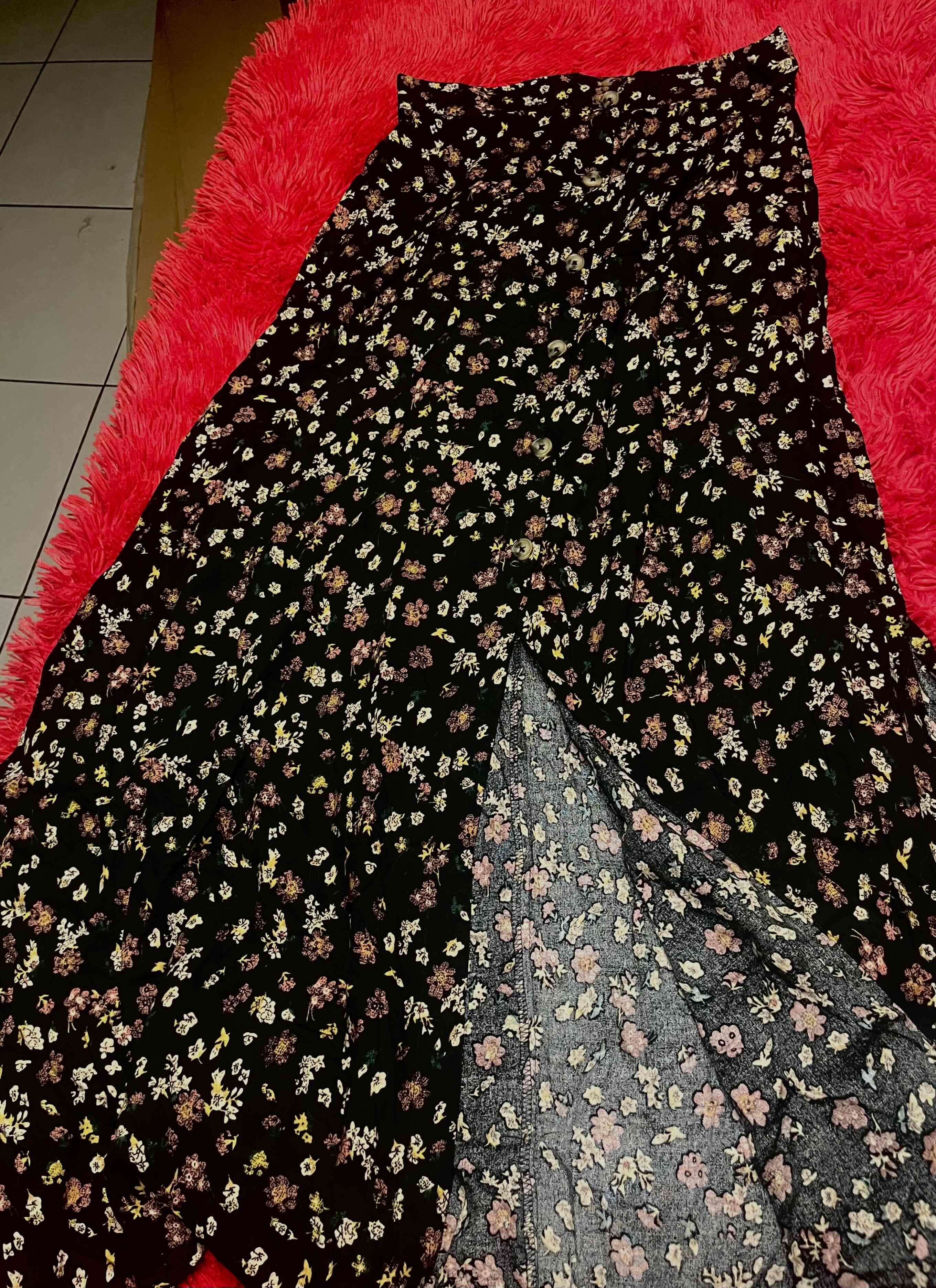 Falda larga floreada negra