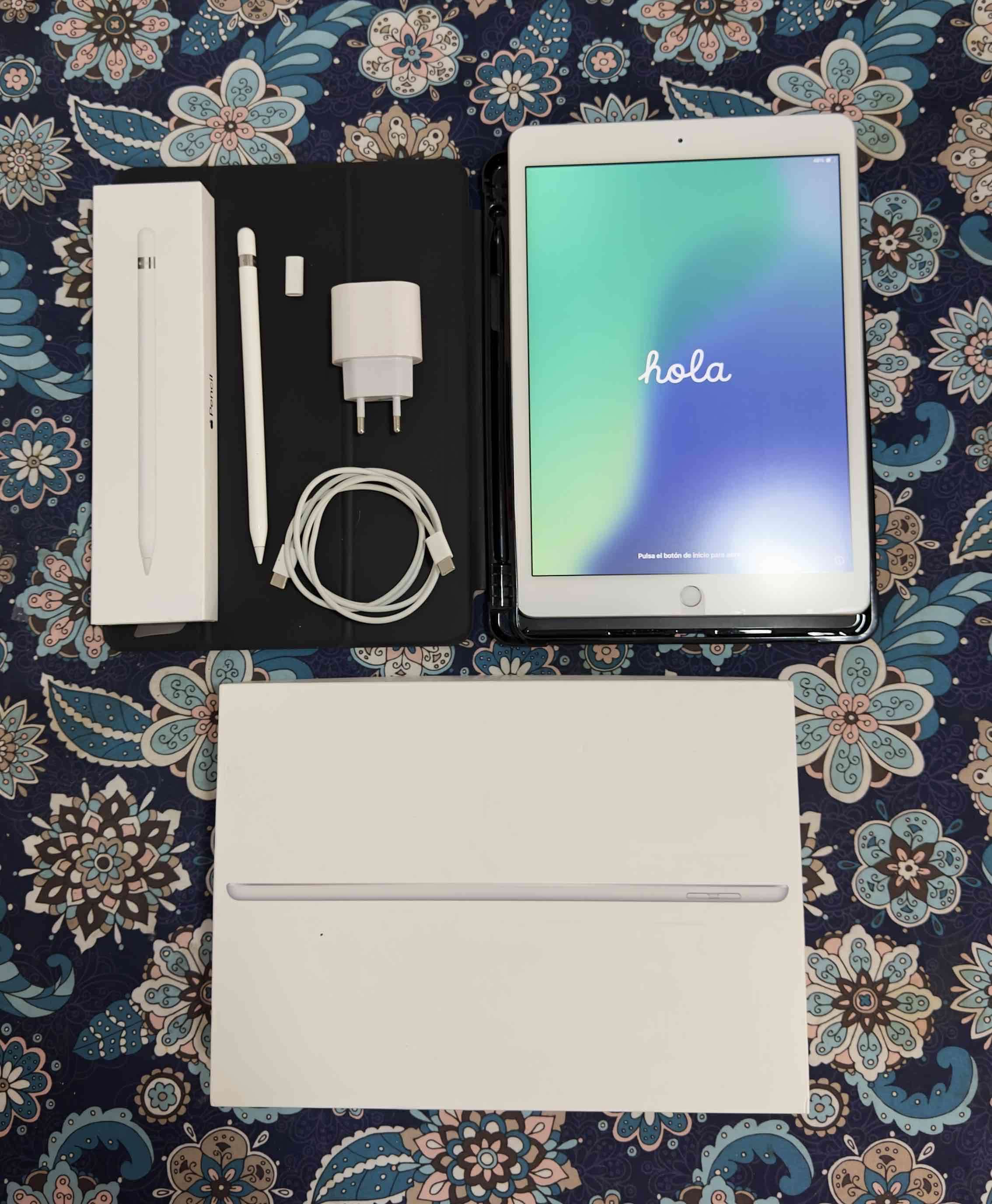 iPad 8va generación con Apple Pencil y accesorios - miniatura 1