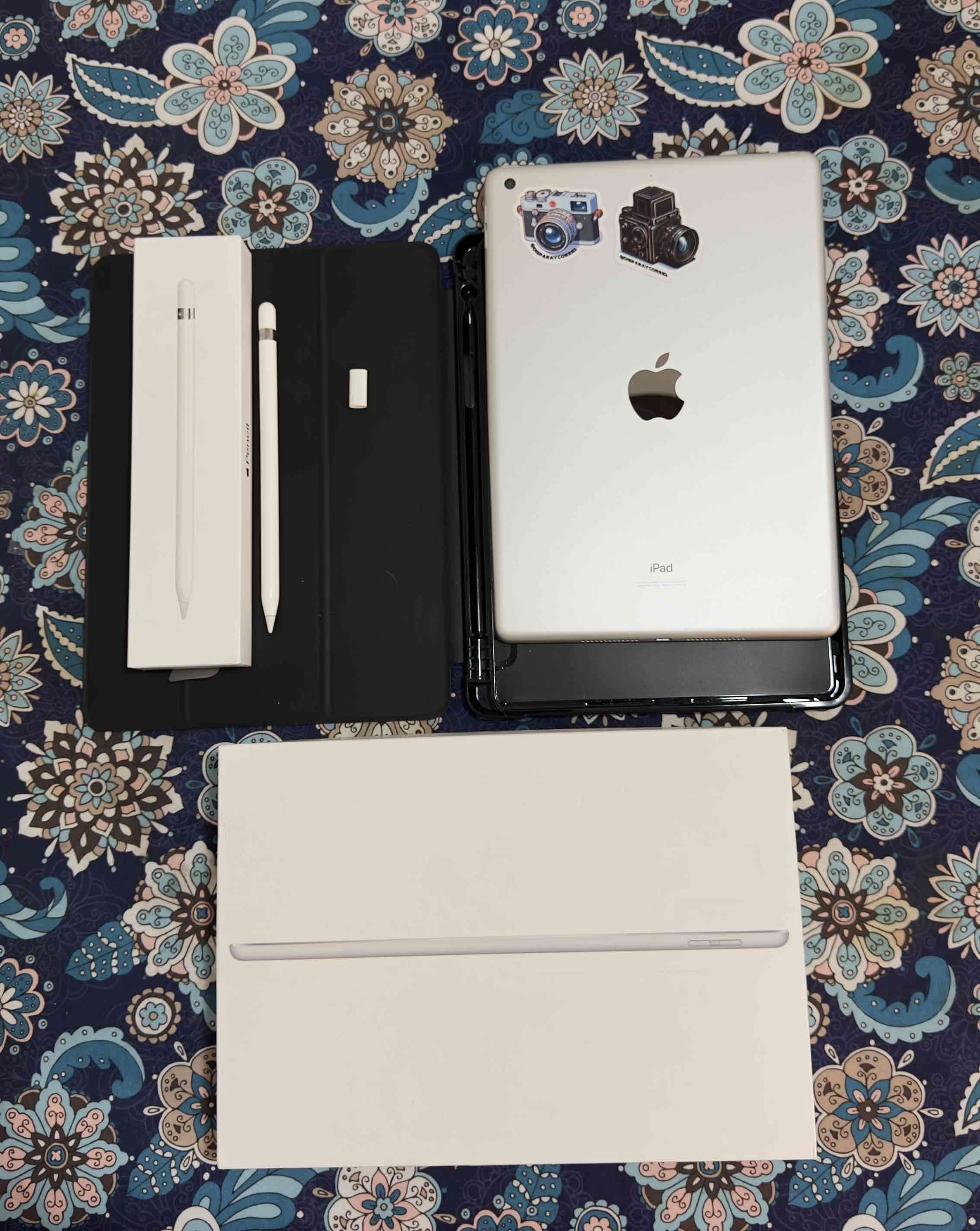 iPad 8va generación con Apple Pencil y accesorios - miniatura 2