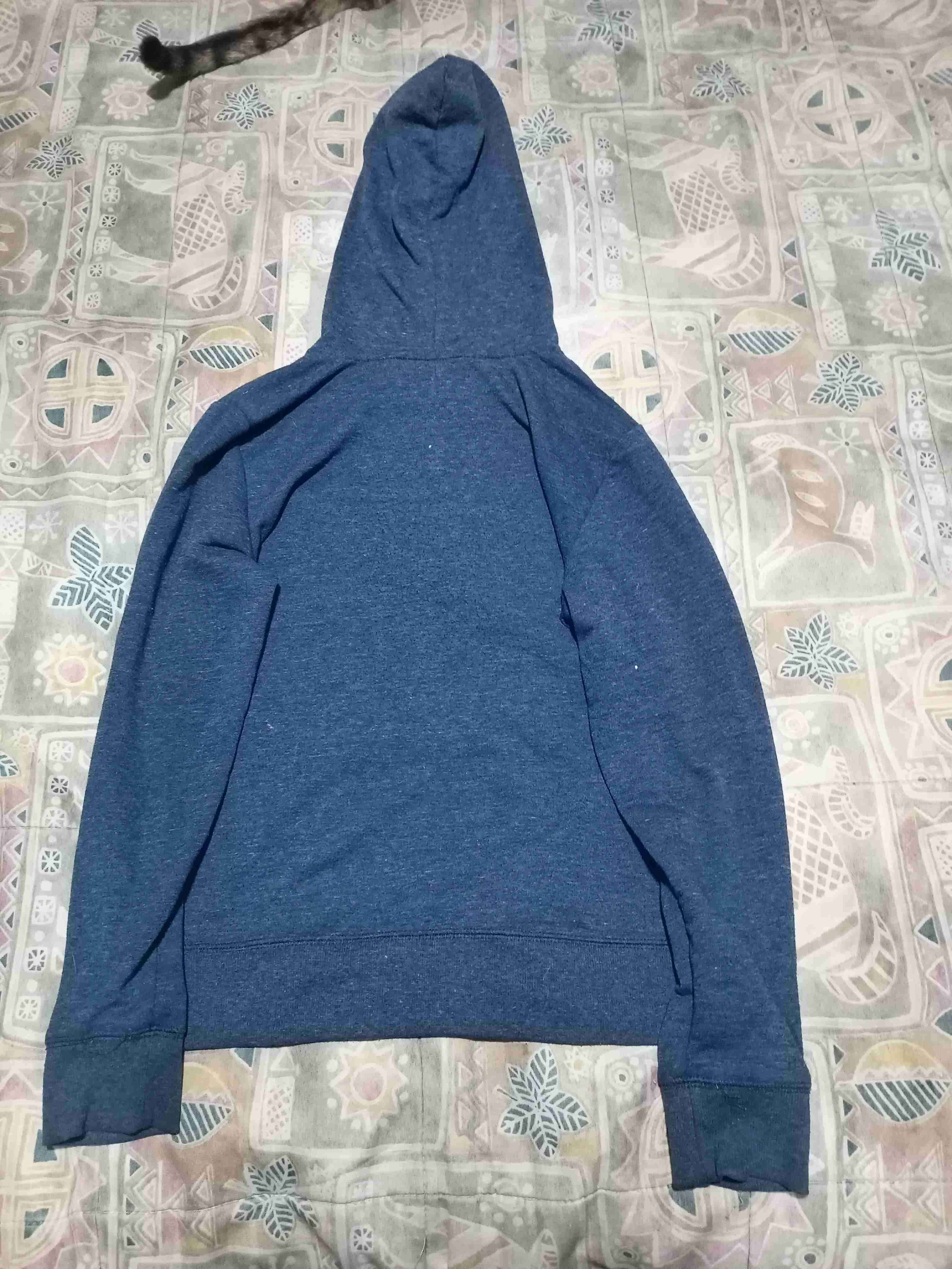 Polerón azul con capucha - 2