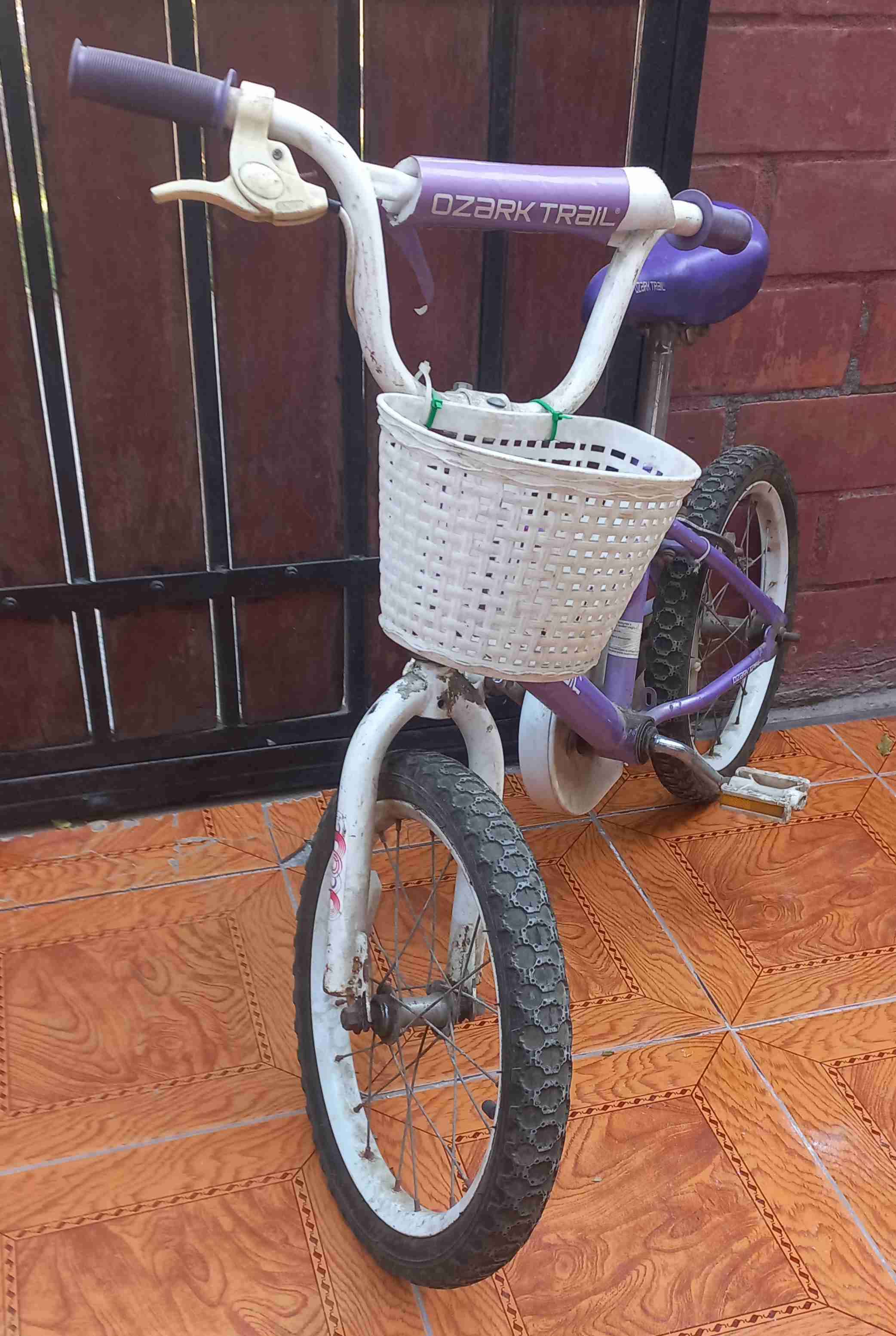 Bicicleta infantil morada con canasto - miniatura 2