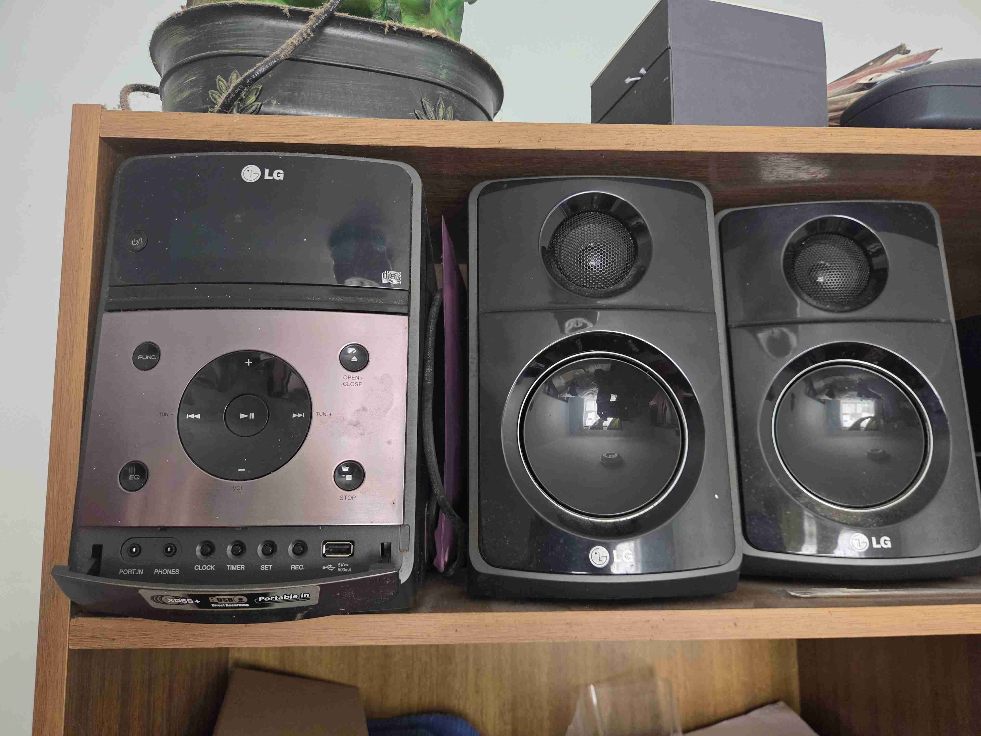 Equipo de sonido LG con parlantes