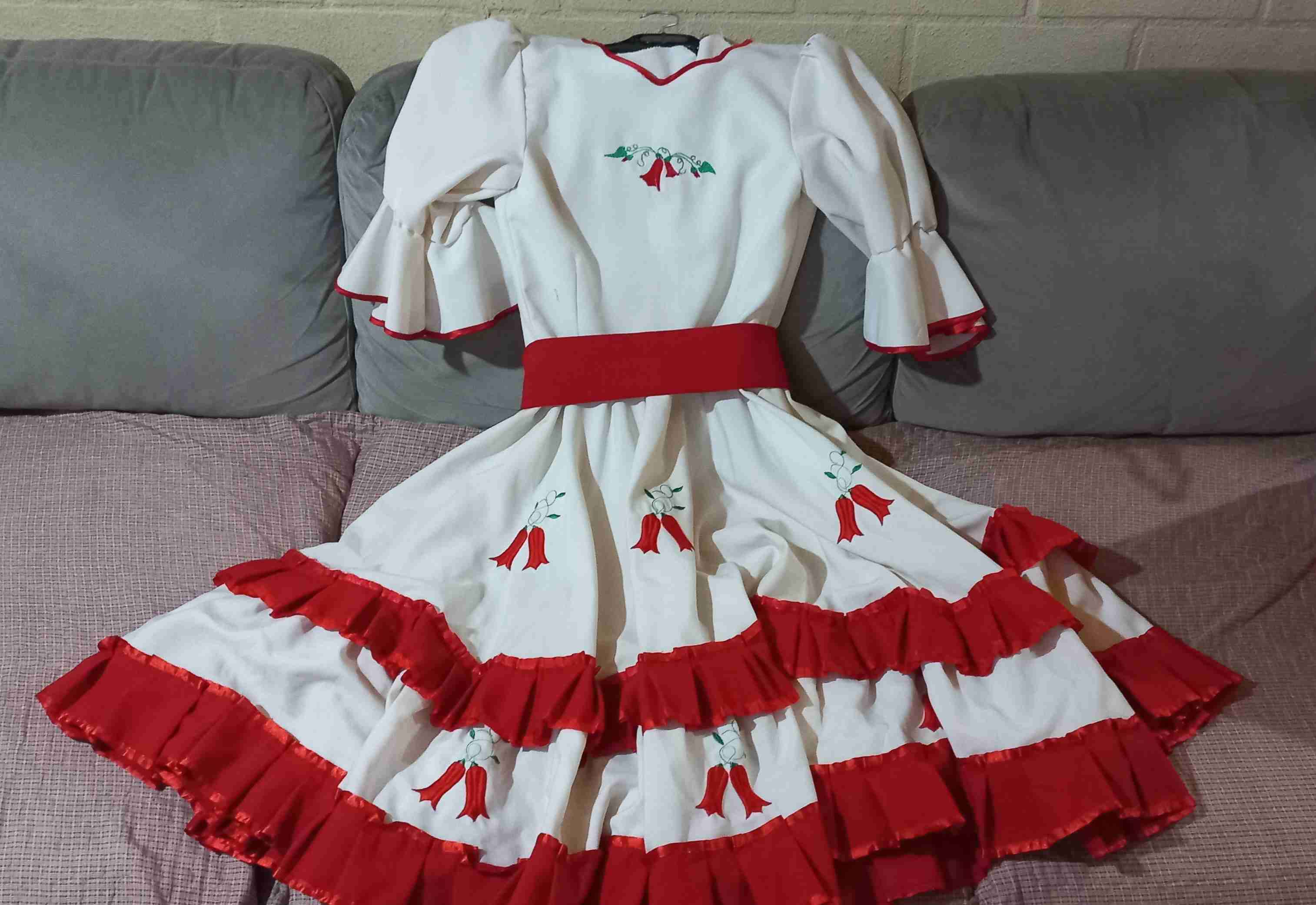 Vestido folclórico blanco y rojo - 1