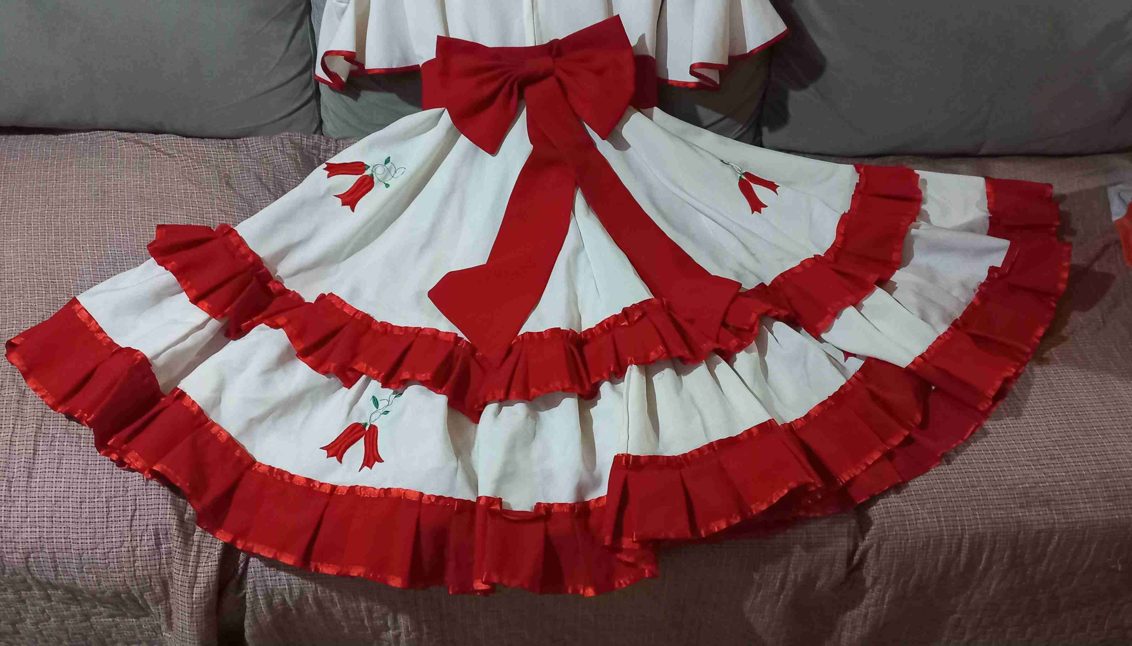Vestido folclórico blanco y rojo - 3