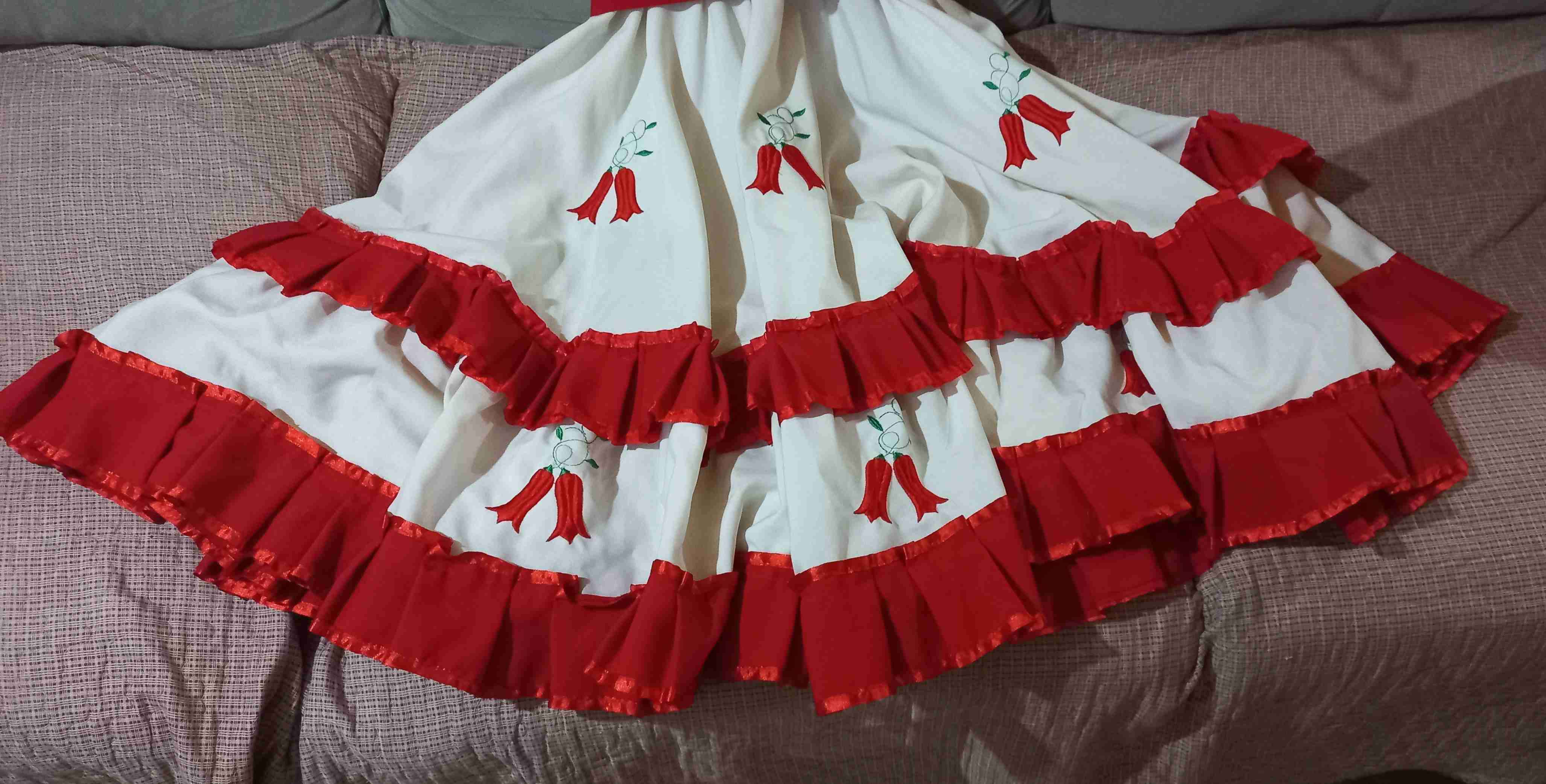 Vestido folclórico blanco y rojo - 4