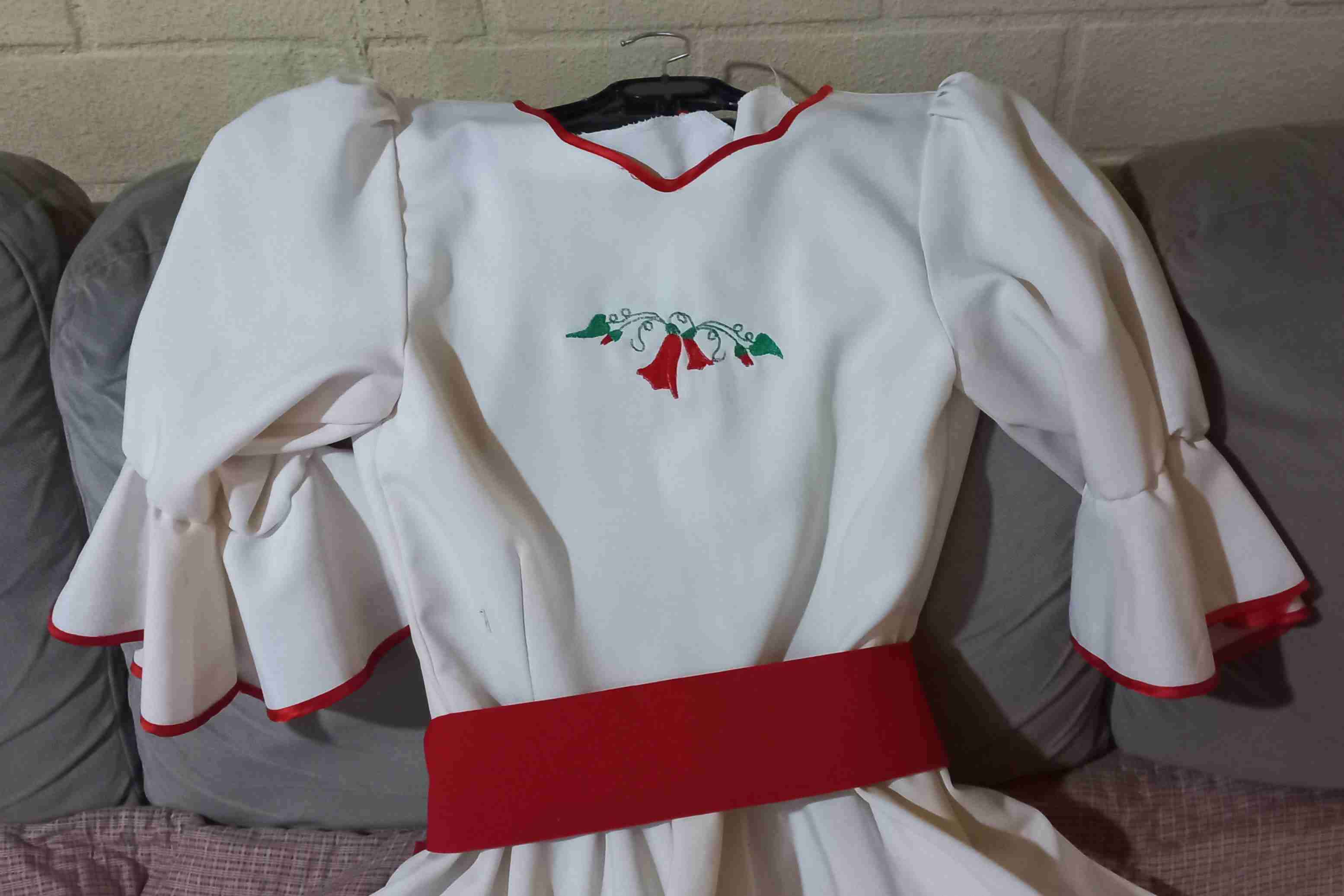 Vestido folclórico blanco y rojo - 5