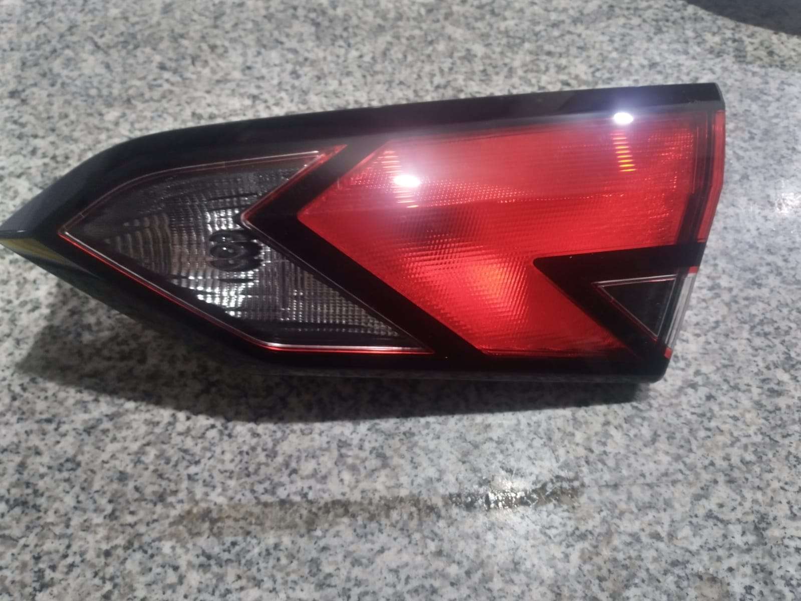 Foco Trasero lado copiloto Nissan Versa - miniatura 2