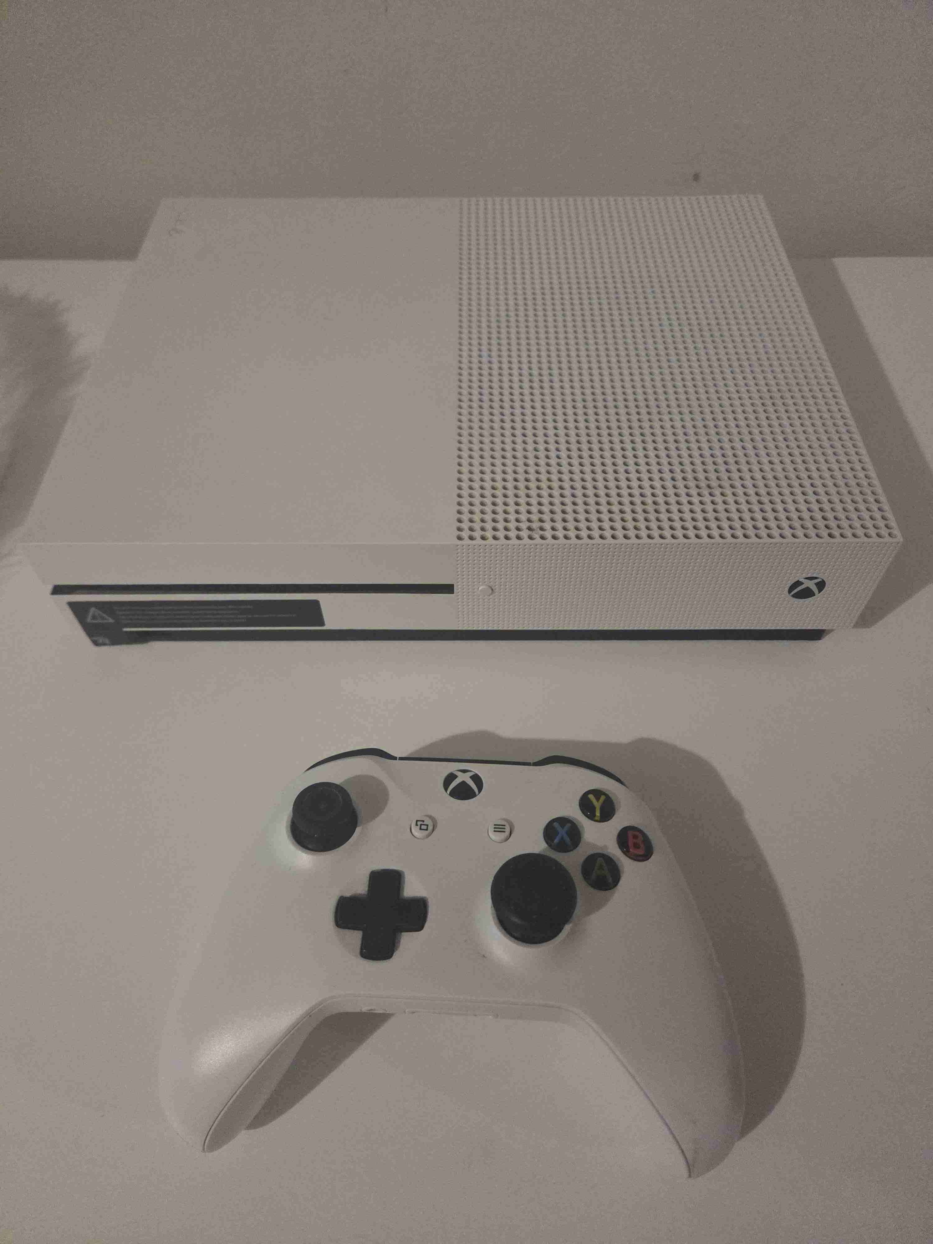 Consola Xbox One blanca con control