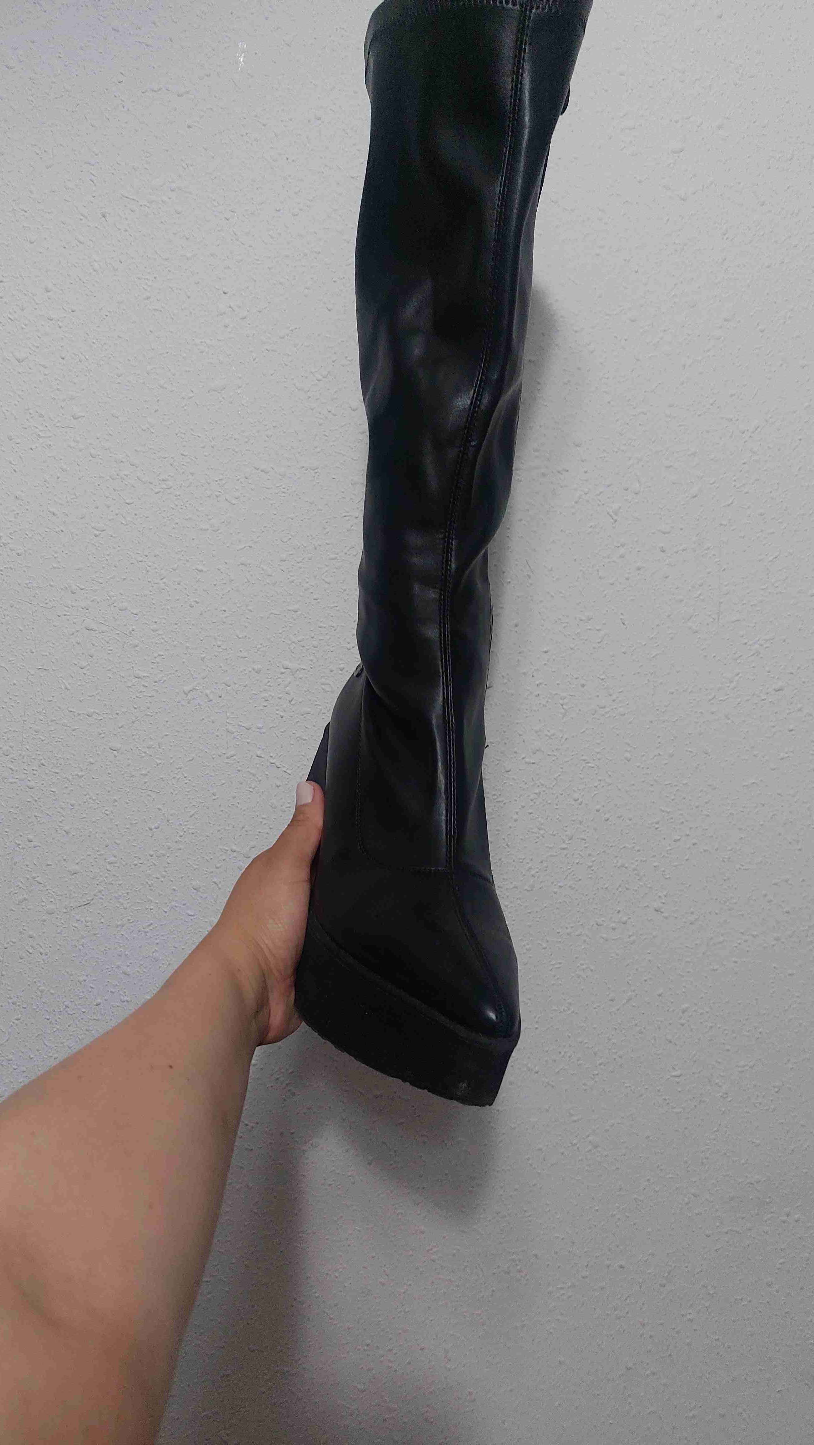 Botas altas negras con plataforma - miniatura 2