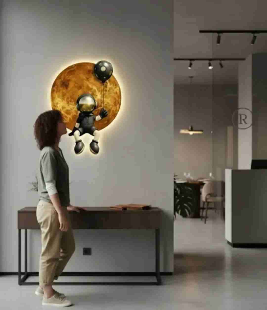 Figura decorativa astronauta con globo - miniatura 3