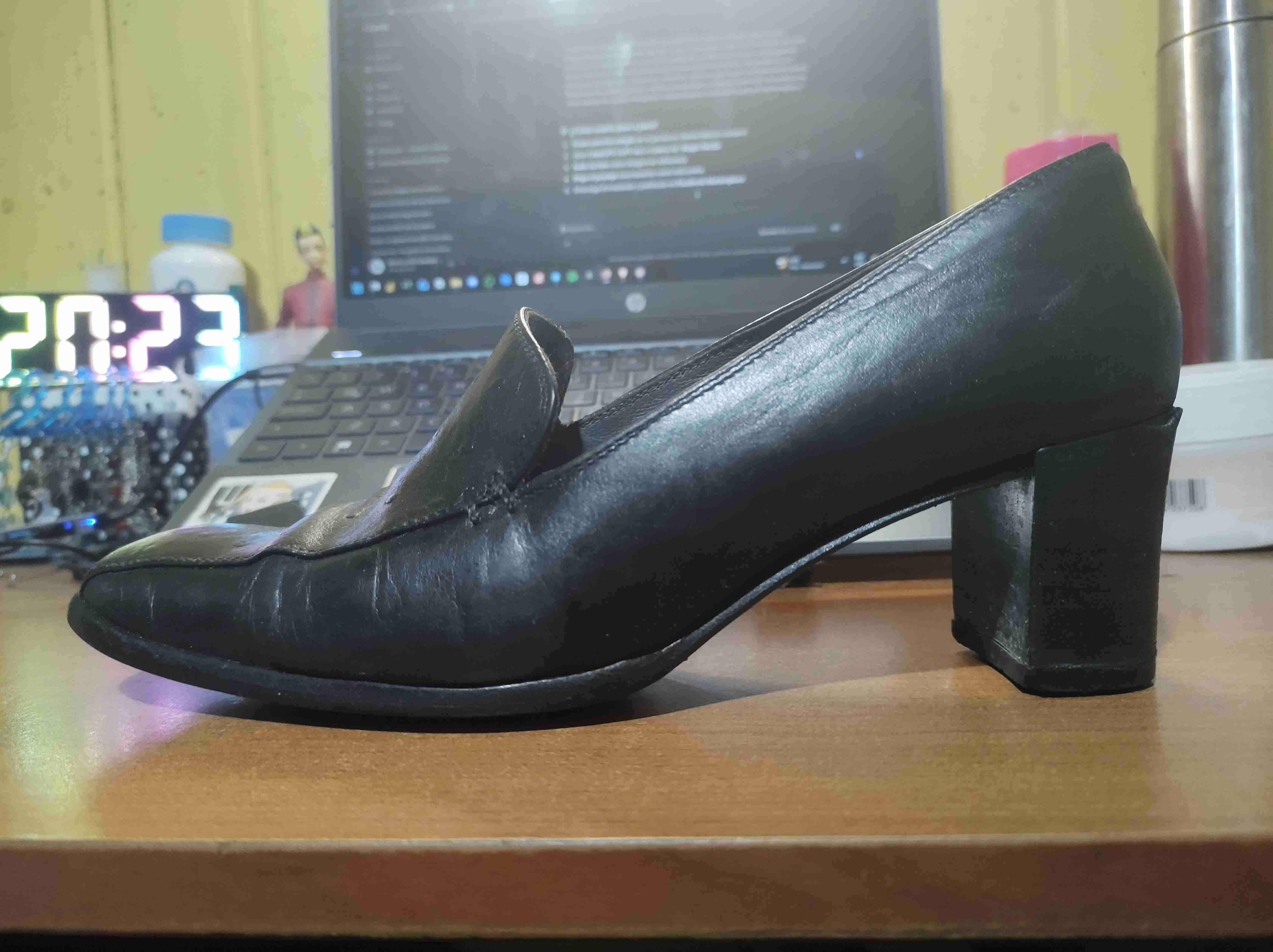 Zapatos de tacón negro elegantes - miniatura 2