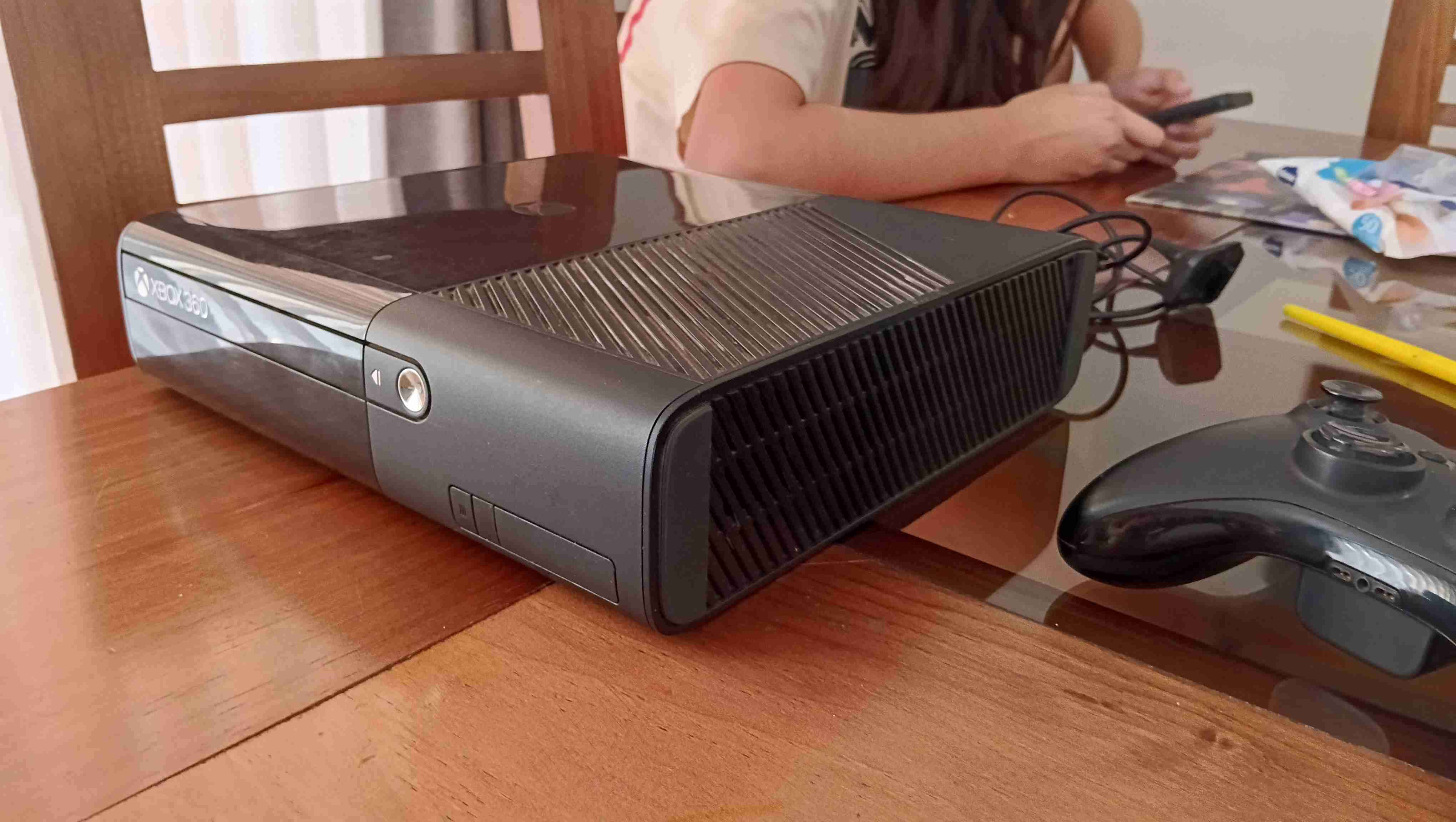 Consola Xbox 360 con controles - 1