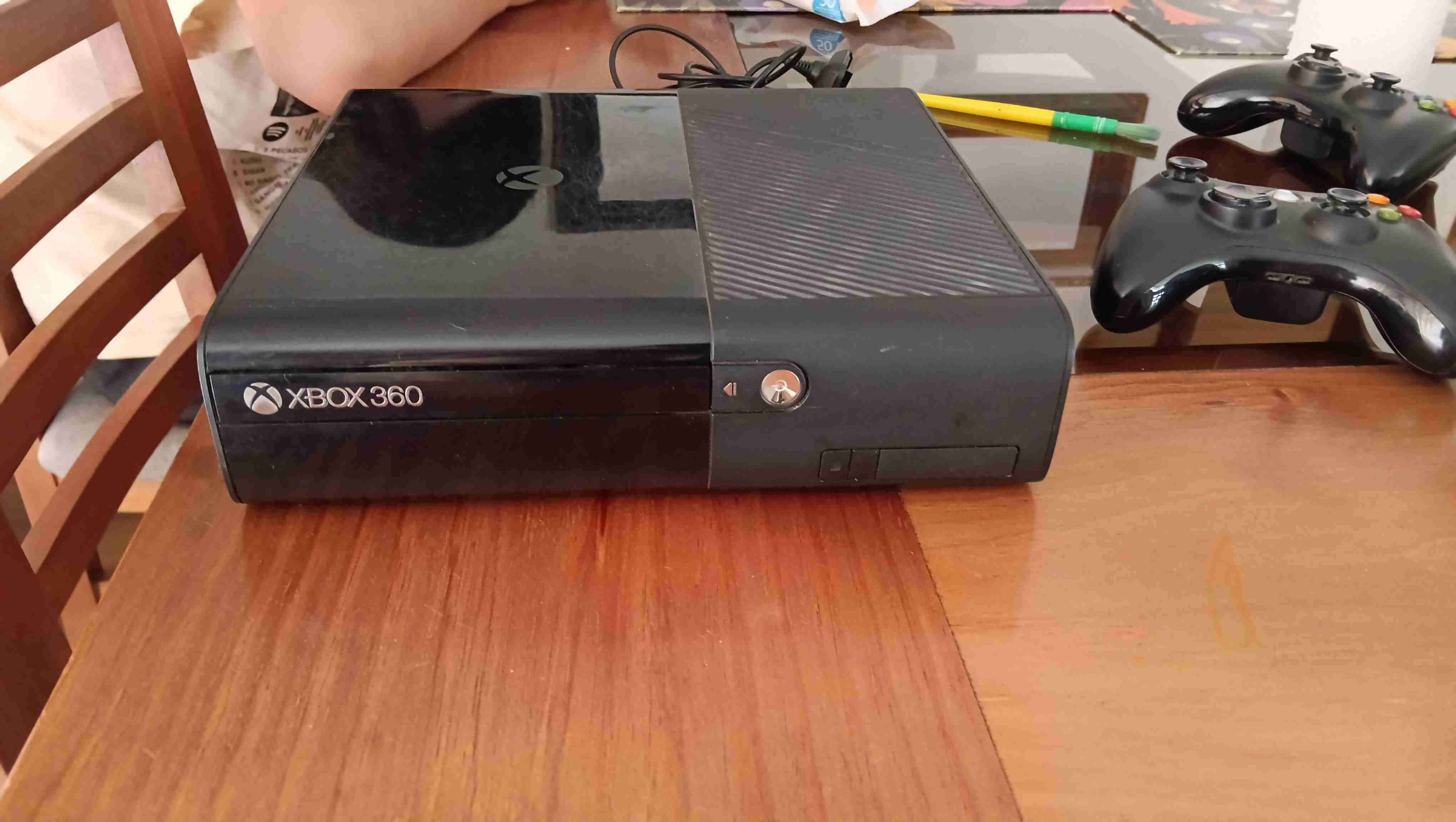 Consola Xbox 360 con controles - 6