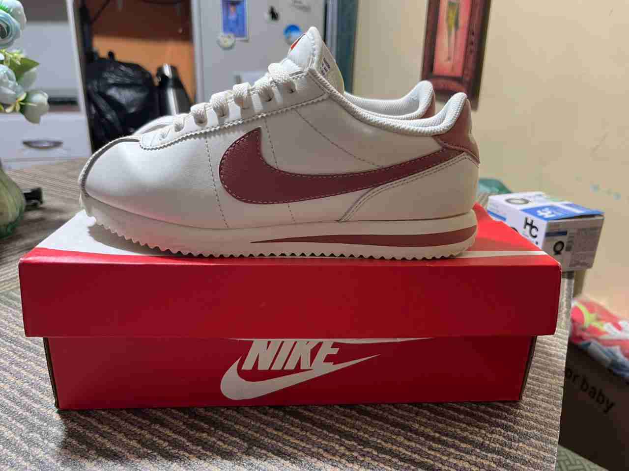 Zapatillas Nike blancas con logo rosa - 1