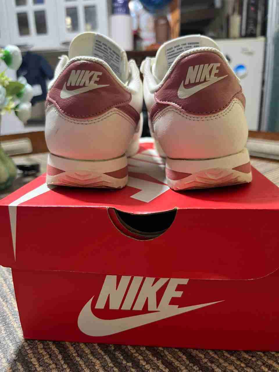 Zapatillas Nike blancas con logo rosa - 2