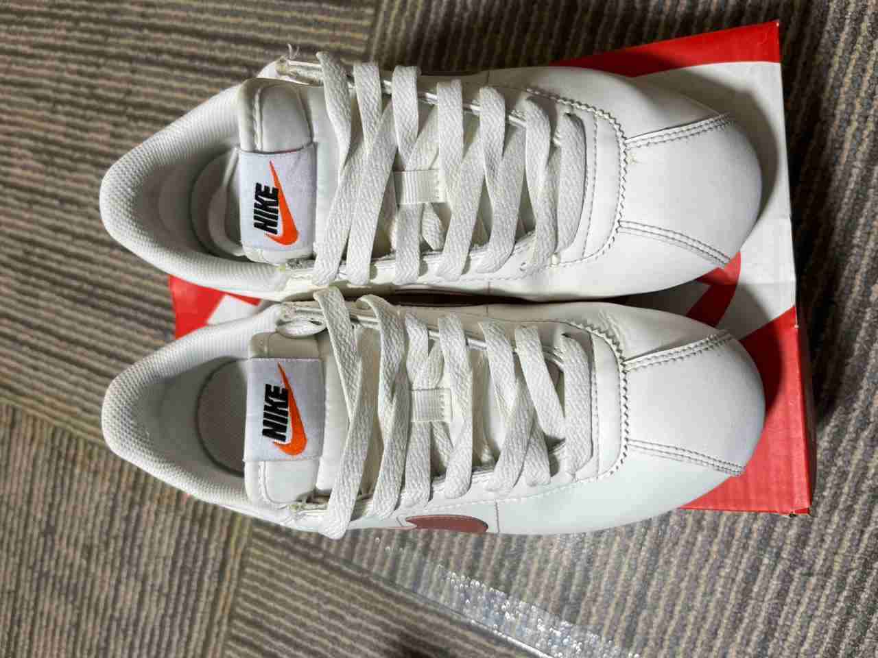 Zapatillas Nike blancas con logo rosa - 3