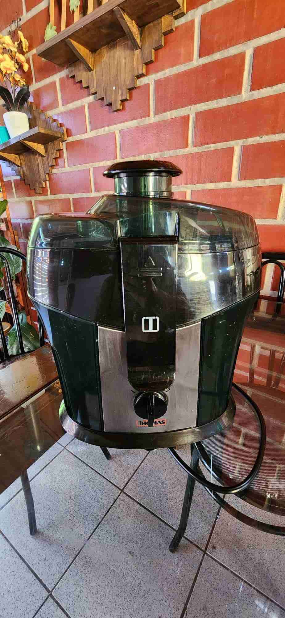 Extractor de jugos Thomas negro - 1