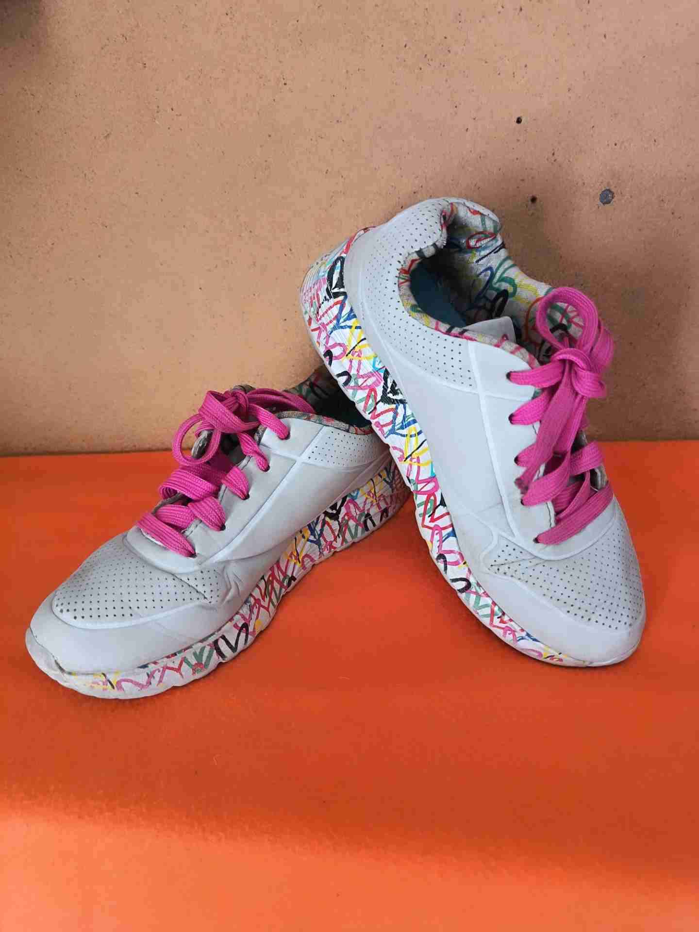 Zapatillas deportivas blancas y rosas - 1