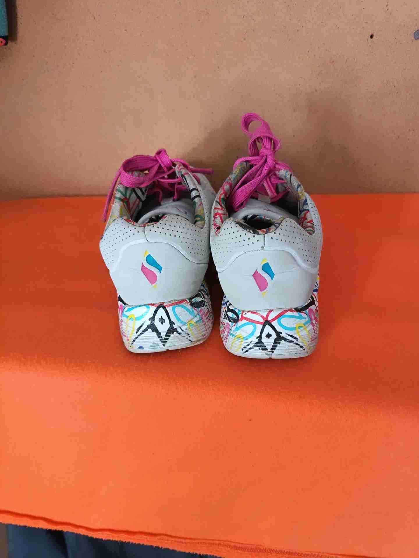 Zapatillas deportivas blancas y rosas - 3