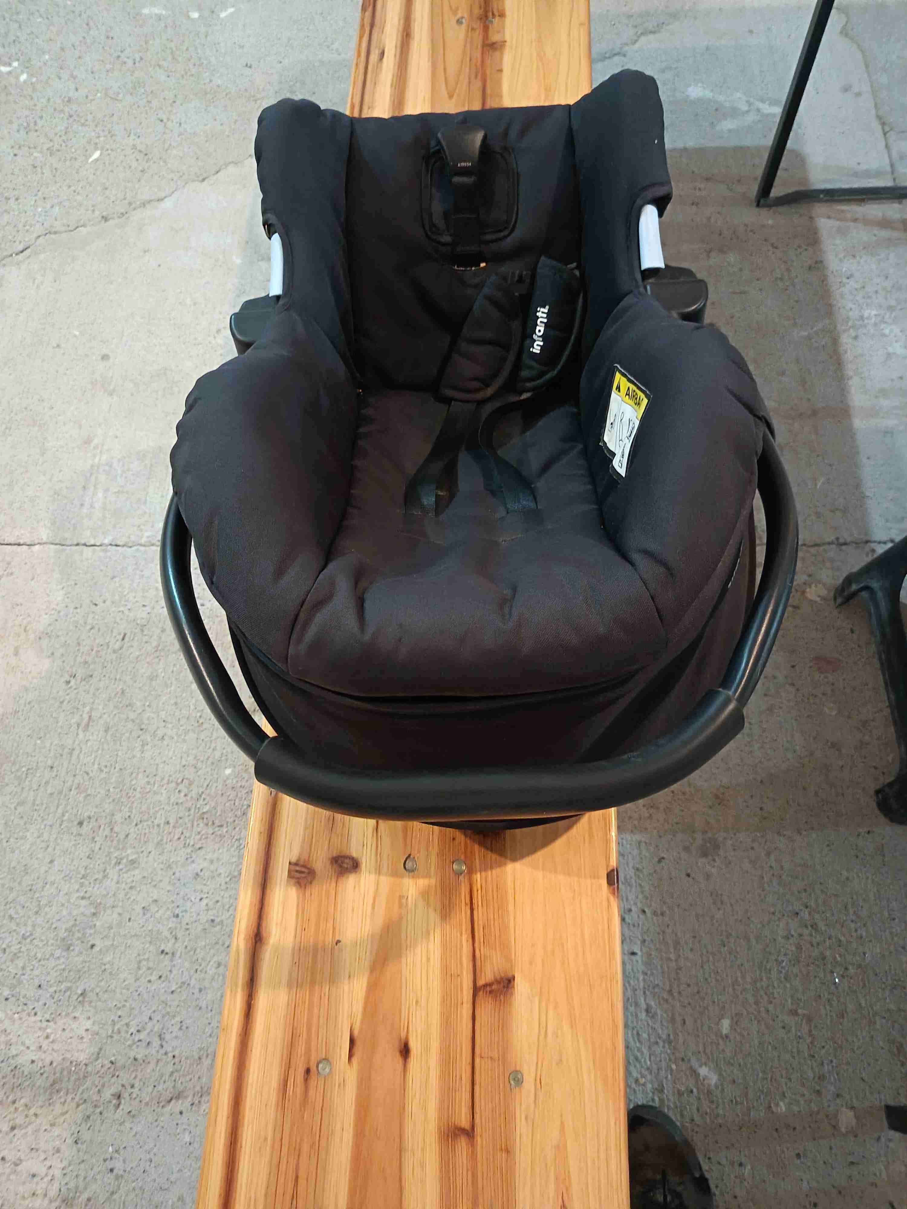 Silla de auto negra para bebé - miniatura 2