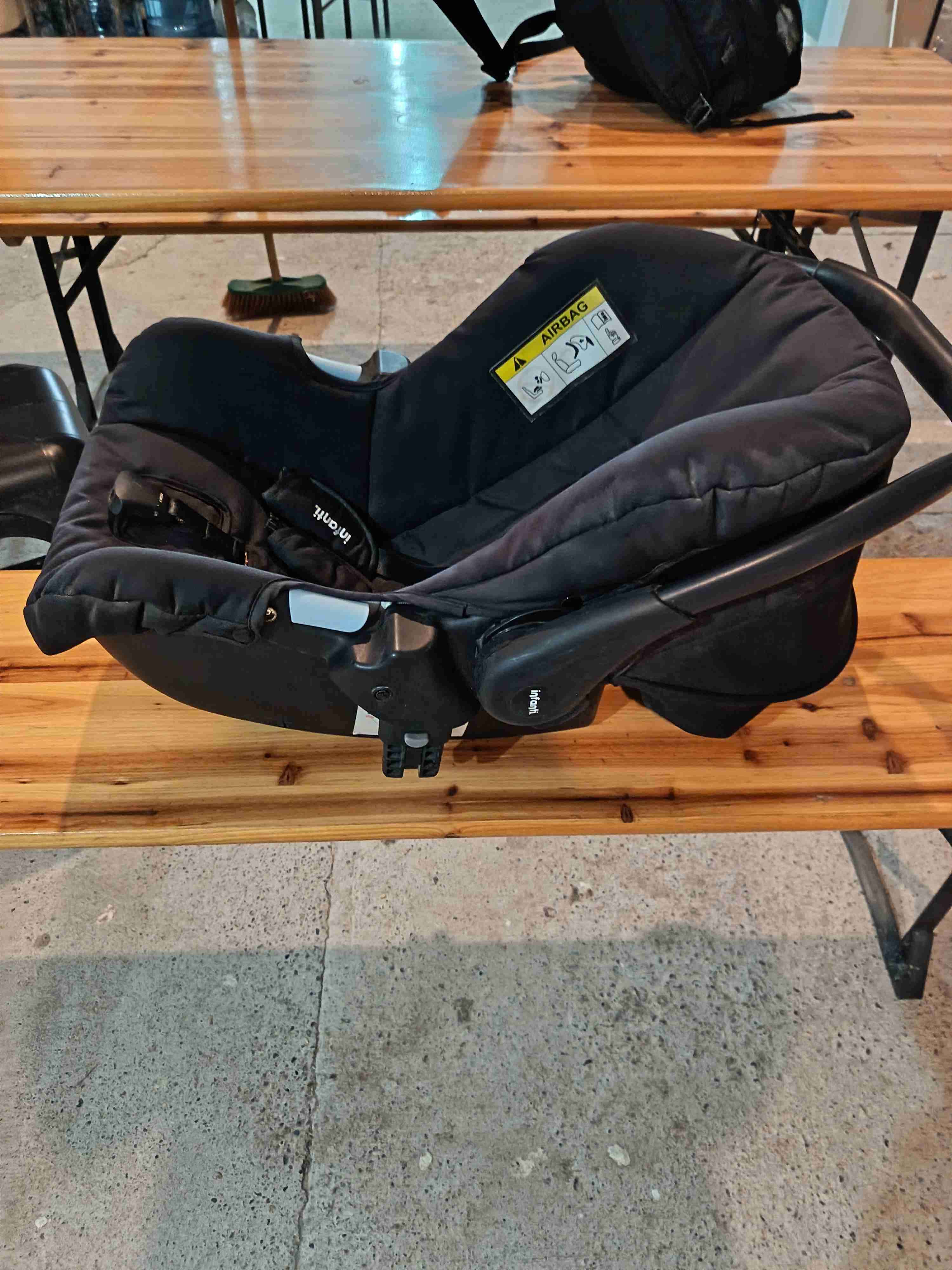 Silla de auto negra para bebé - miniatura 3