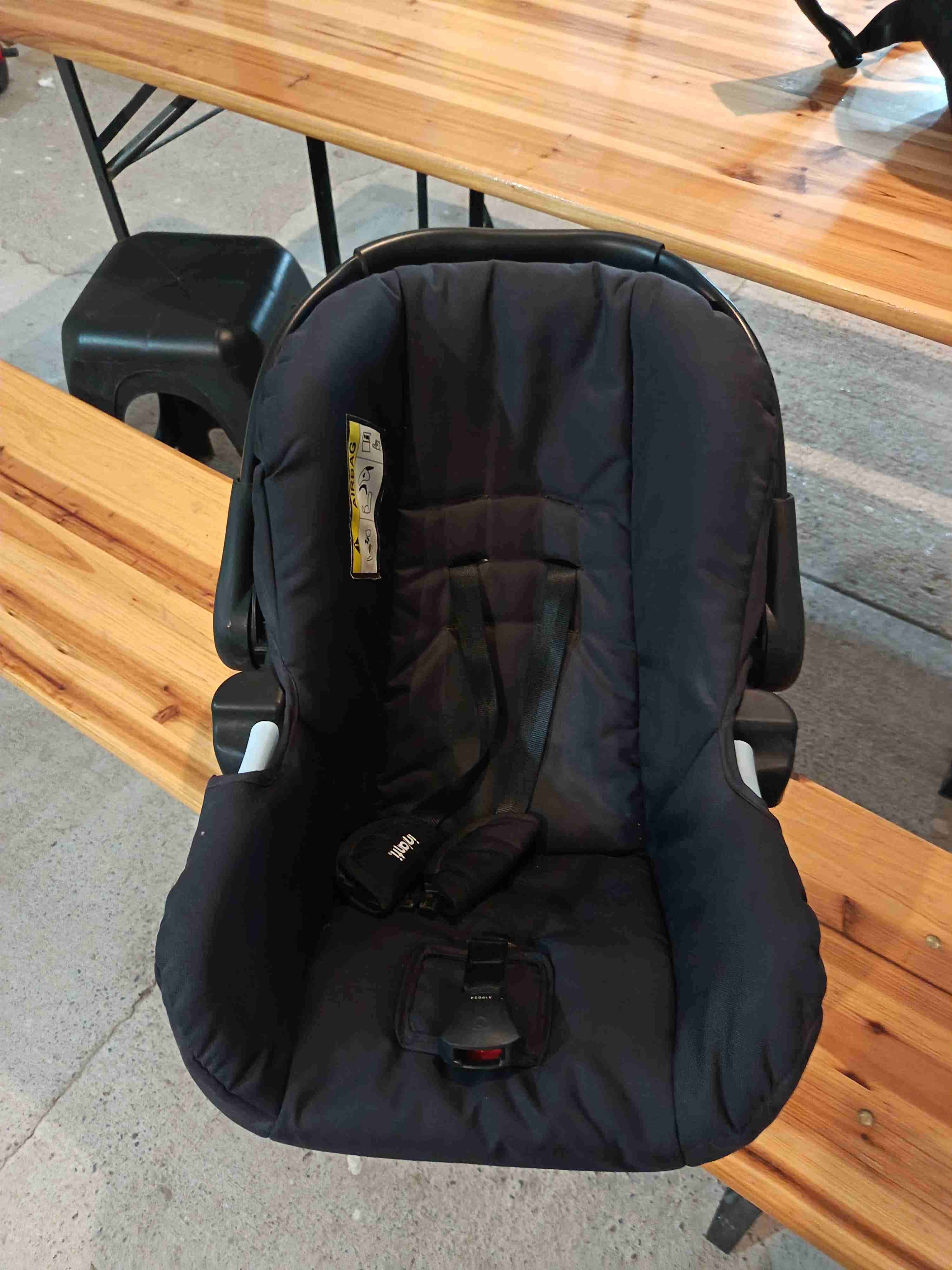Silla de auto negra para bebé - miniatura 4