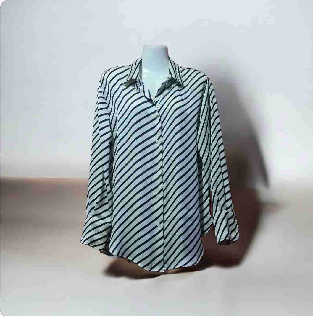 Suéter verde con volantes - miniatura 6