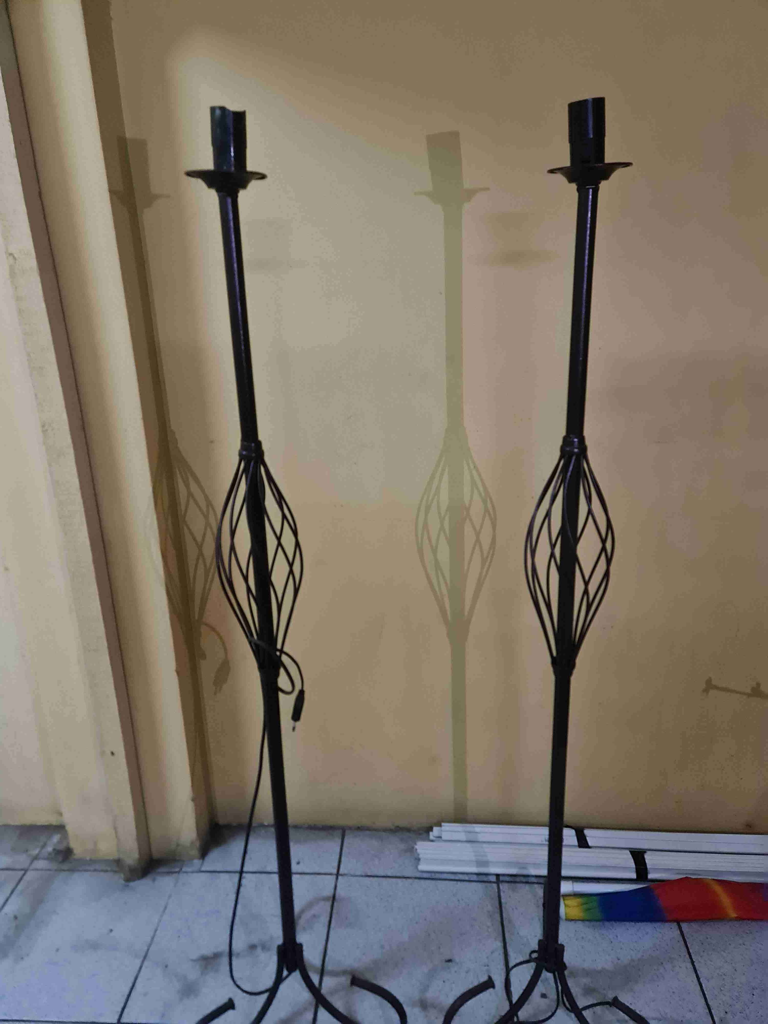 Par de candelabros metálicos altos - miniatura 1