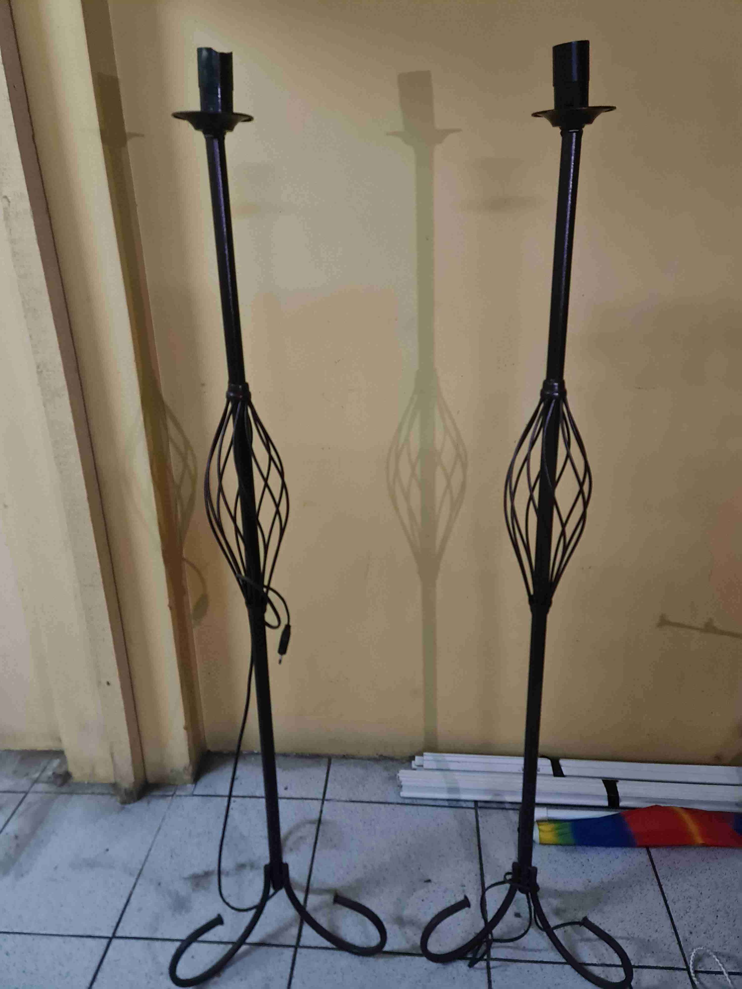 Par de candelabros metálicos altos - miniatura 2