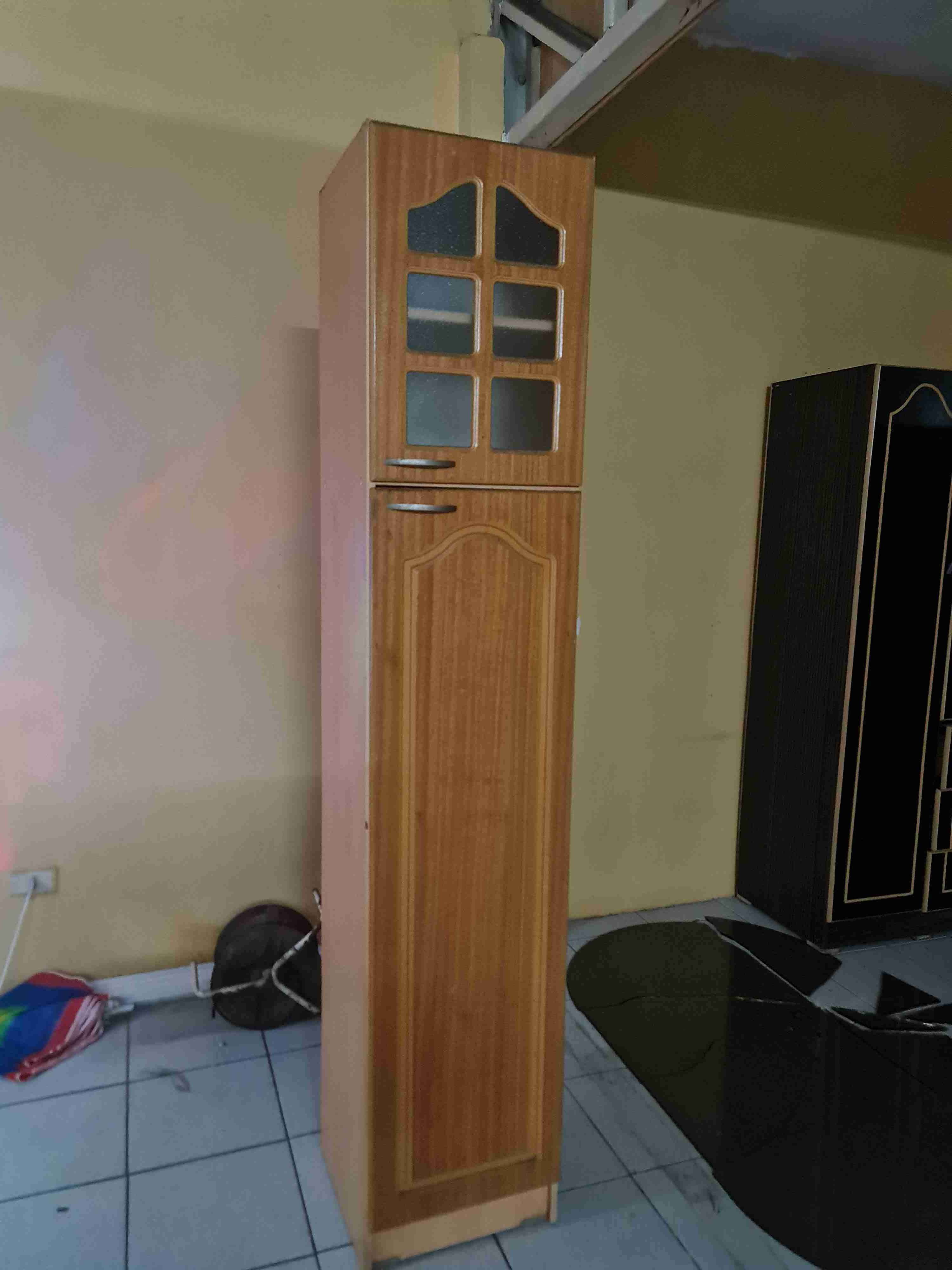 Gabinete de madera con vitrina