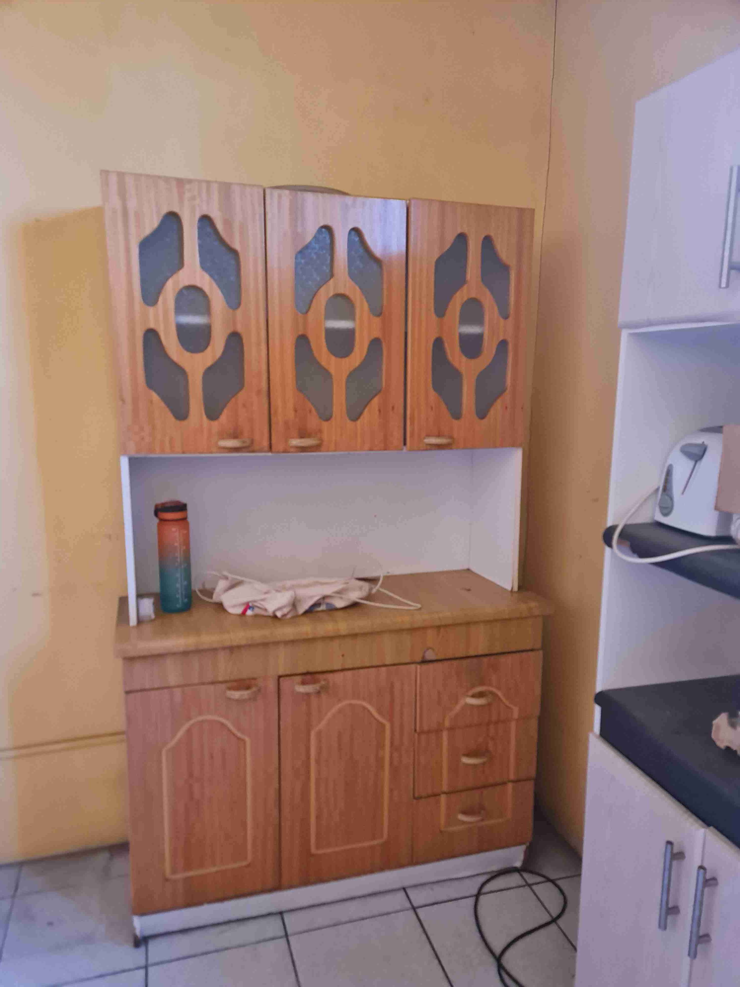 Alacena de madera con compartimientos