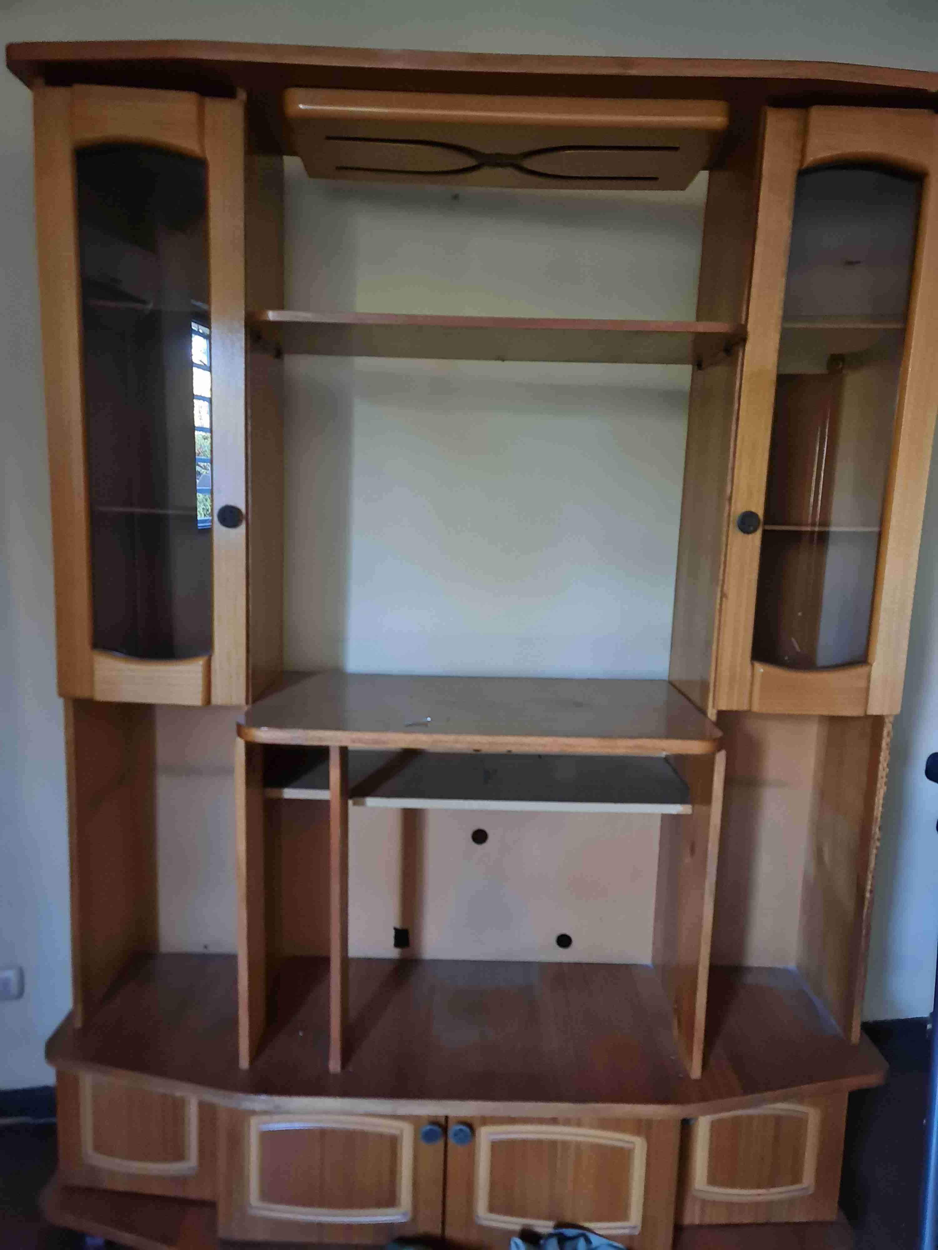 Mueble de madera para TV y estantes