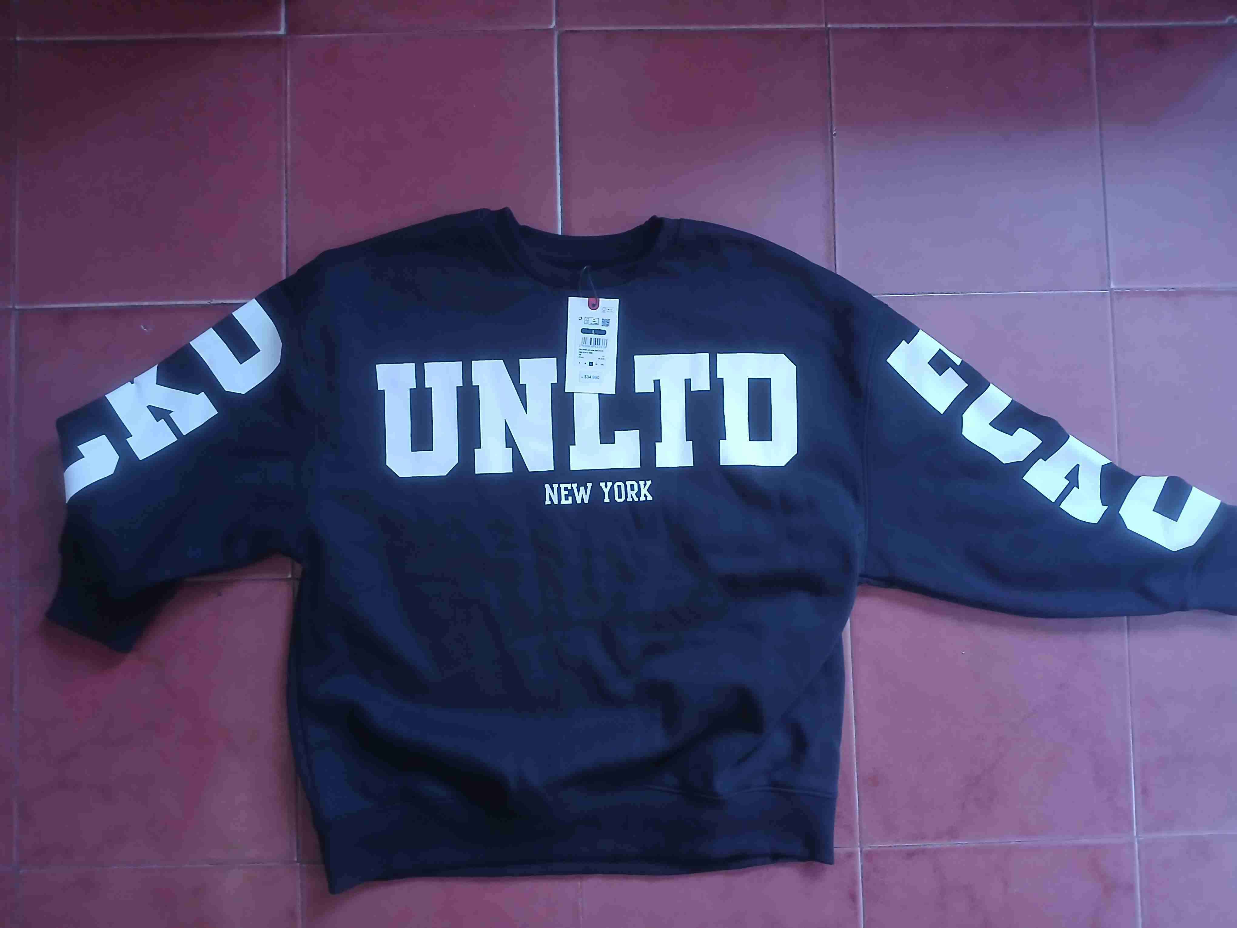 Polerón negro UNLTD con estampado