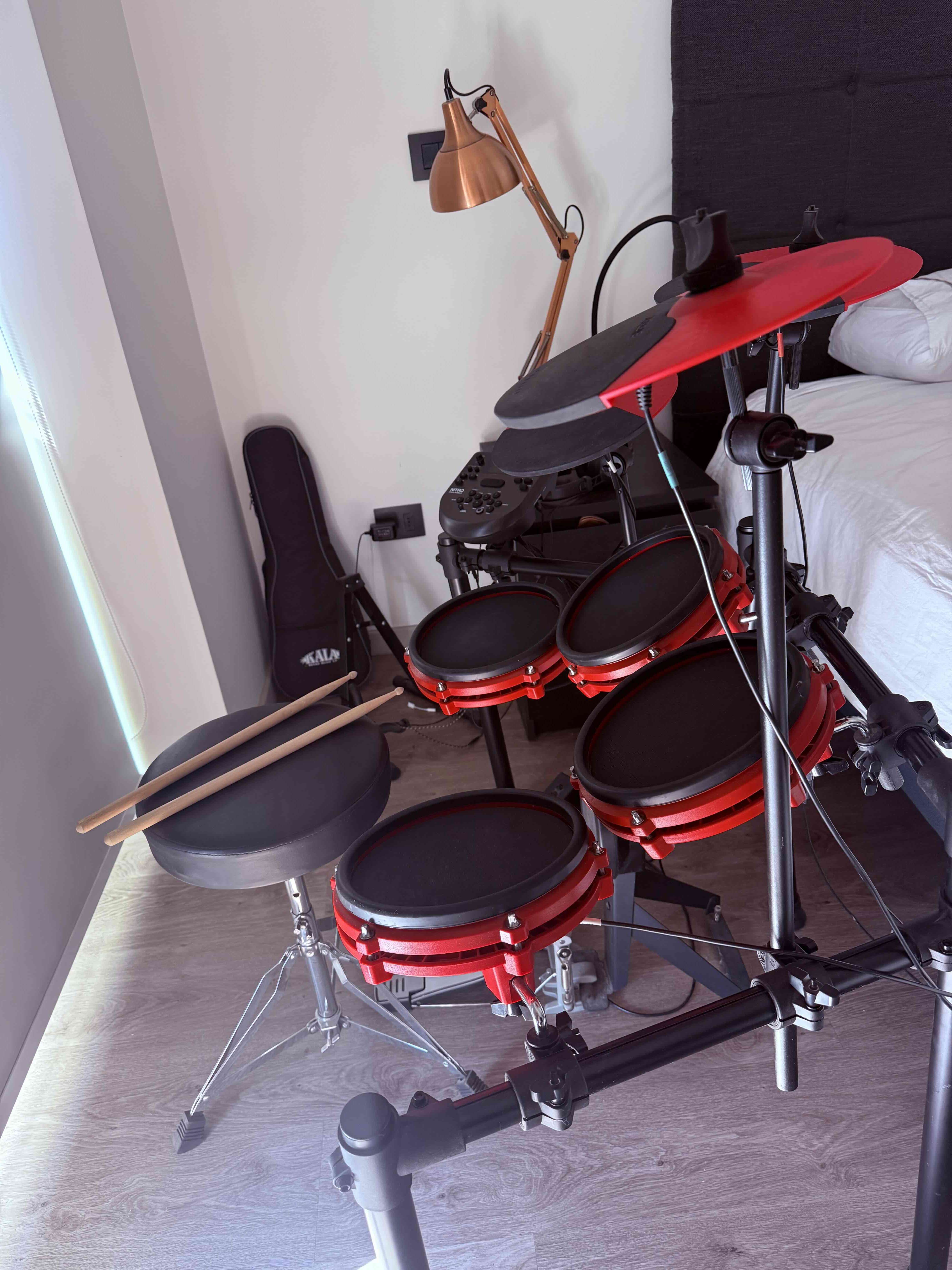 Batería electrónica ALESIS NITRO MESH muy poco uso - miniatura 2