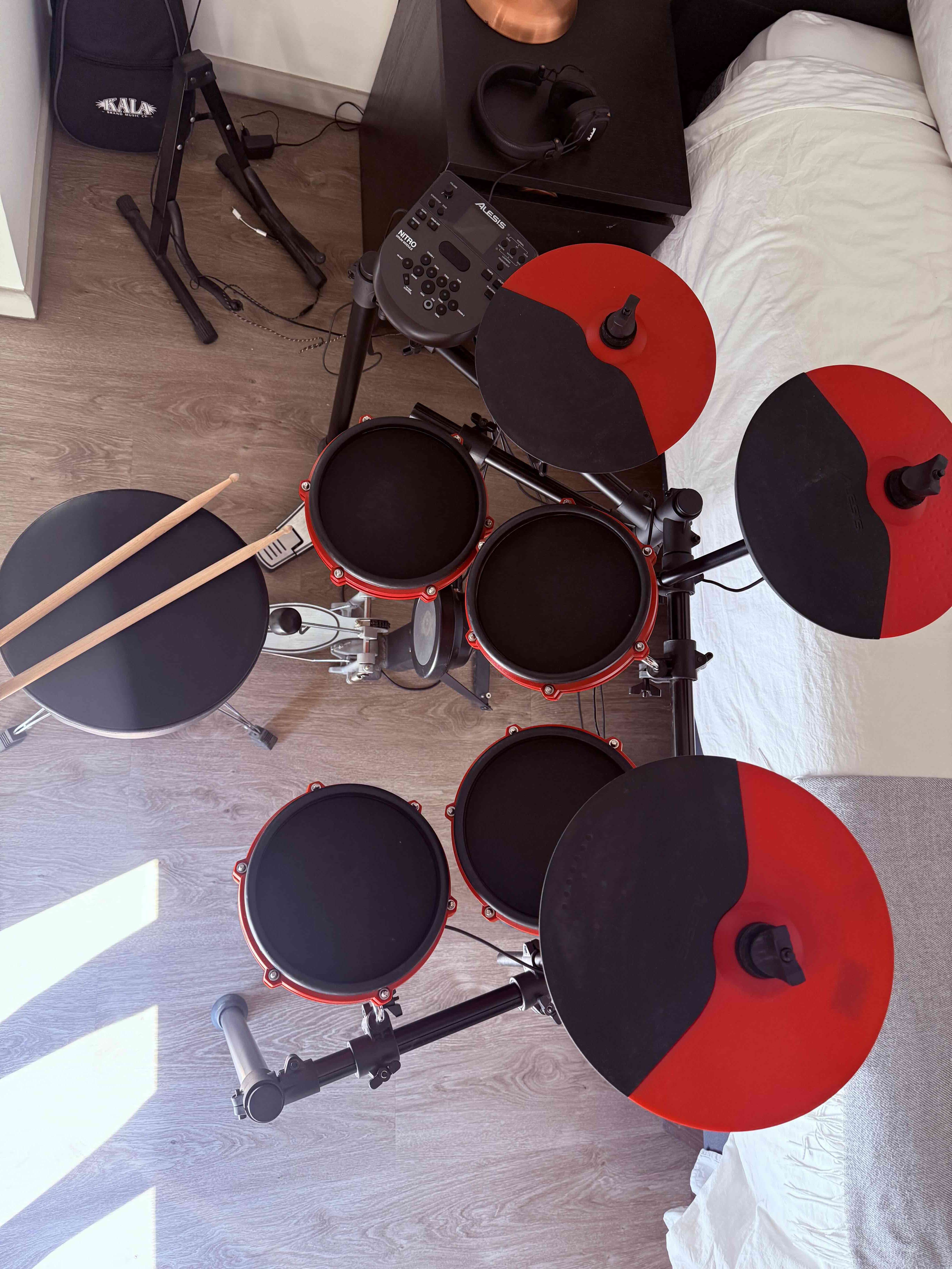 Batería electrónica ALESIS NITRO MESH muy poco uso - miniatura 3