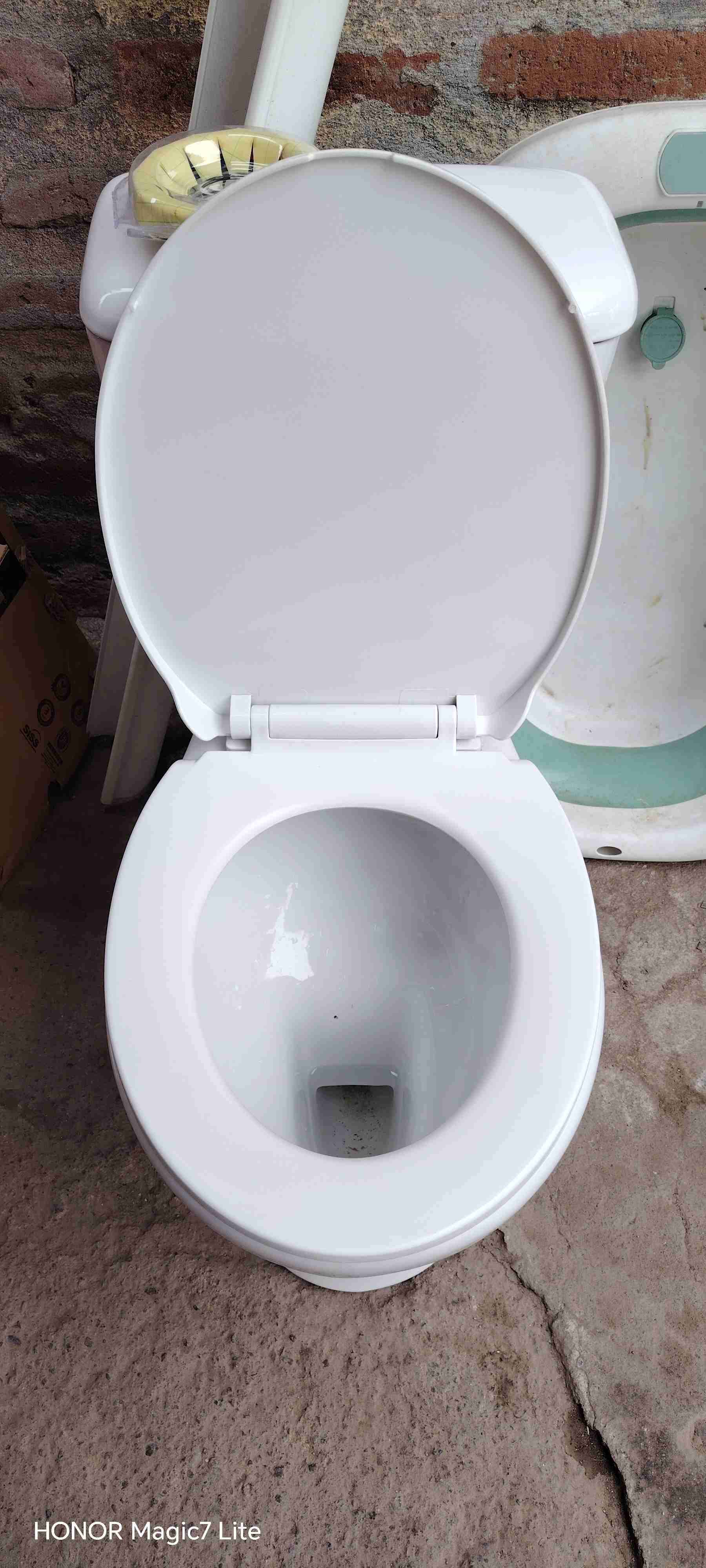 Inodoro blanco en buen estado - miniatura 1