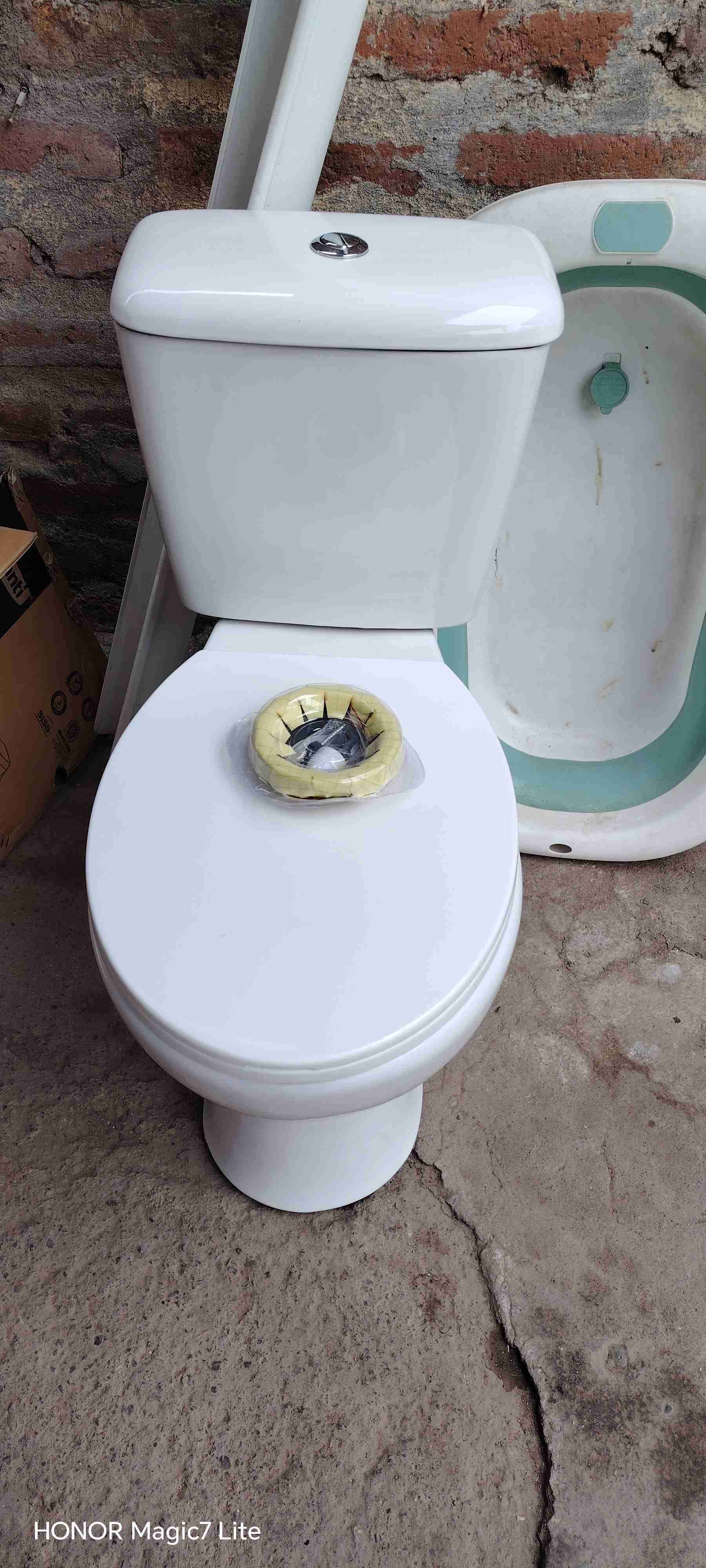 Inodoro blanco en buen estado - miniatura 2