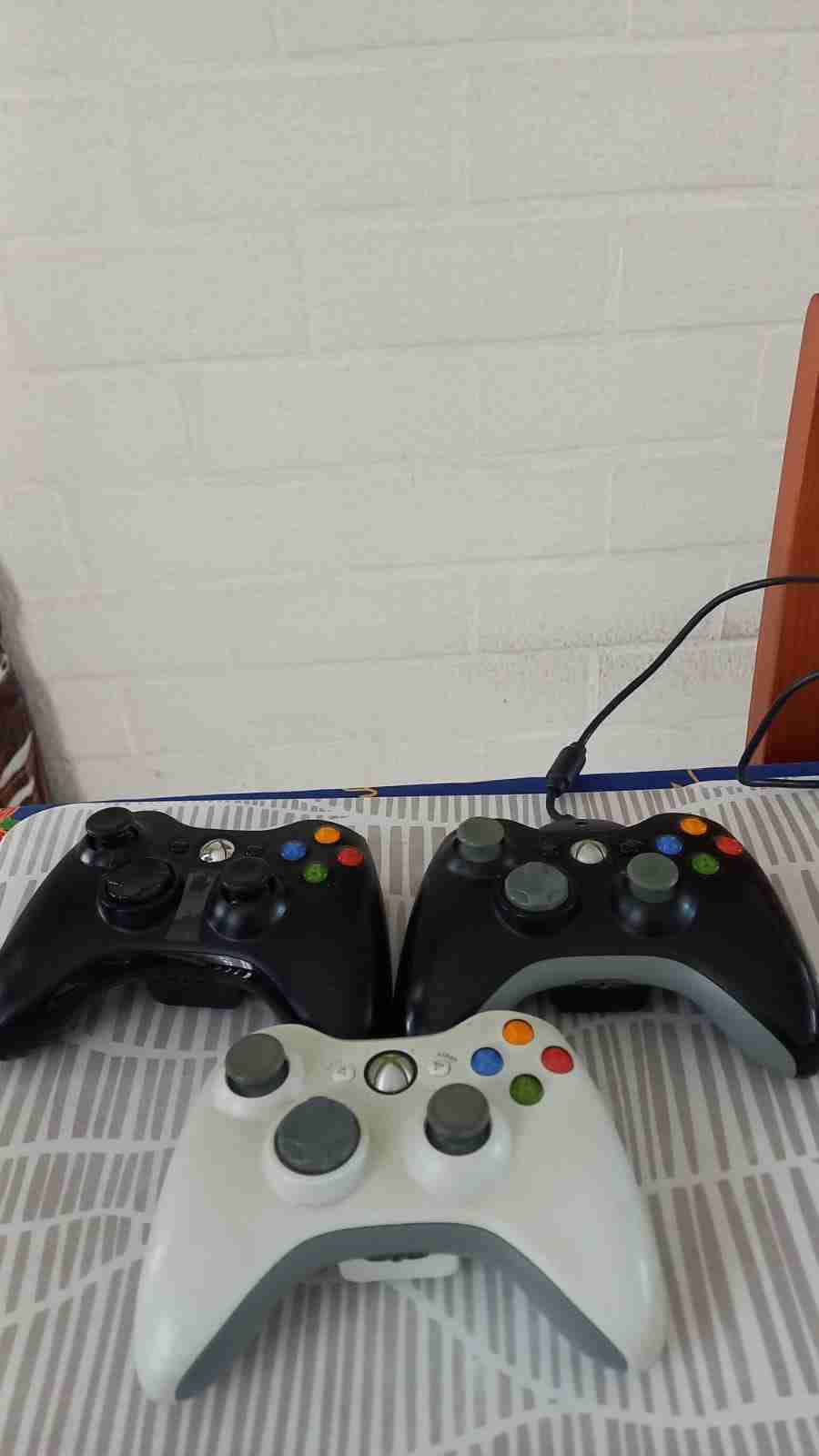 Consola Xbox 360 usada + 3 controles y 19 juegos - miniatura 4