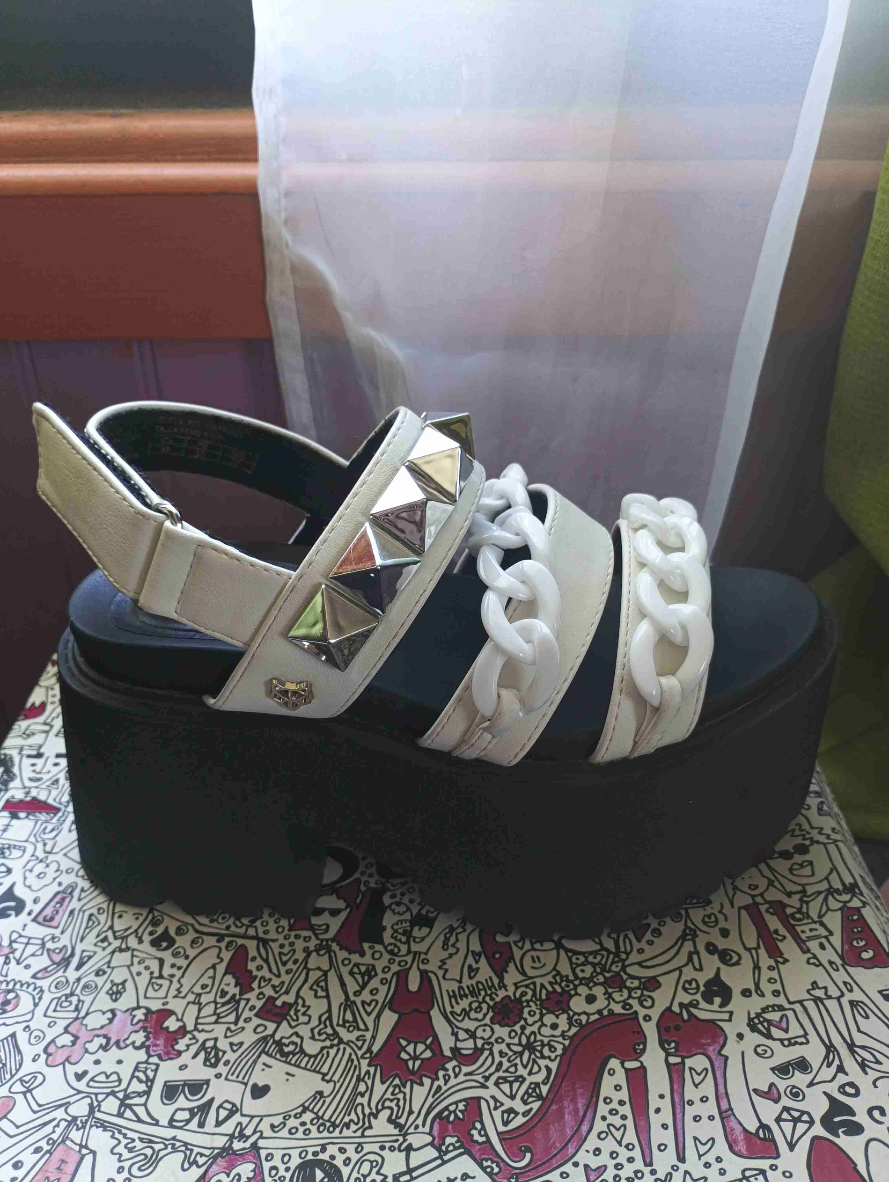 Sandalias plataforma blancas y negras - miniatura 3