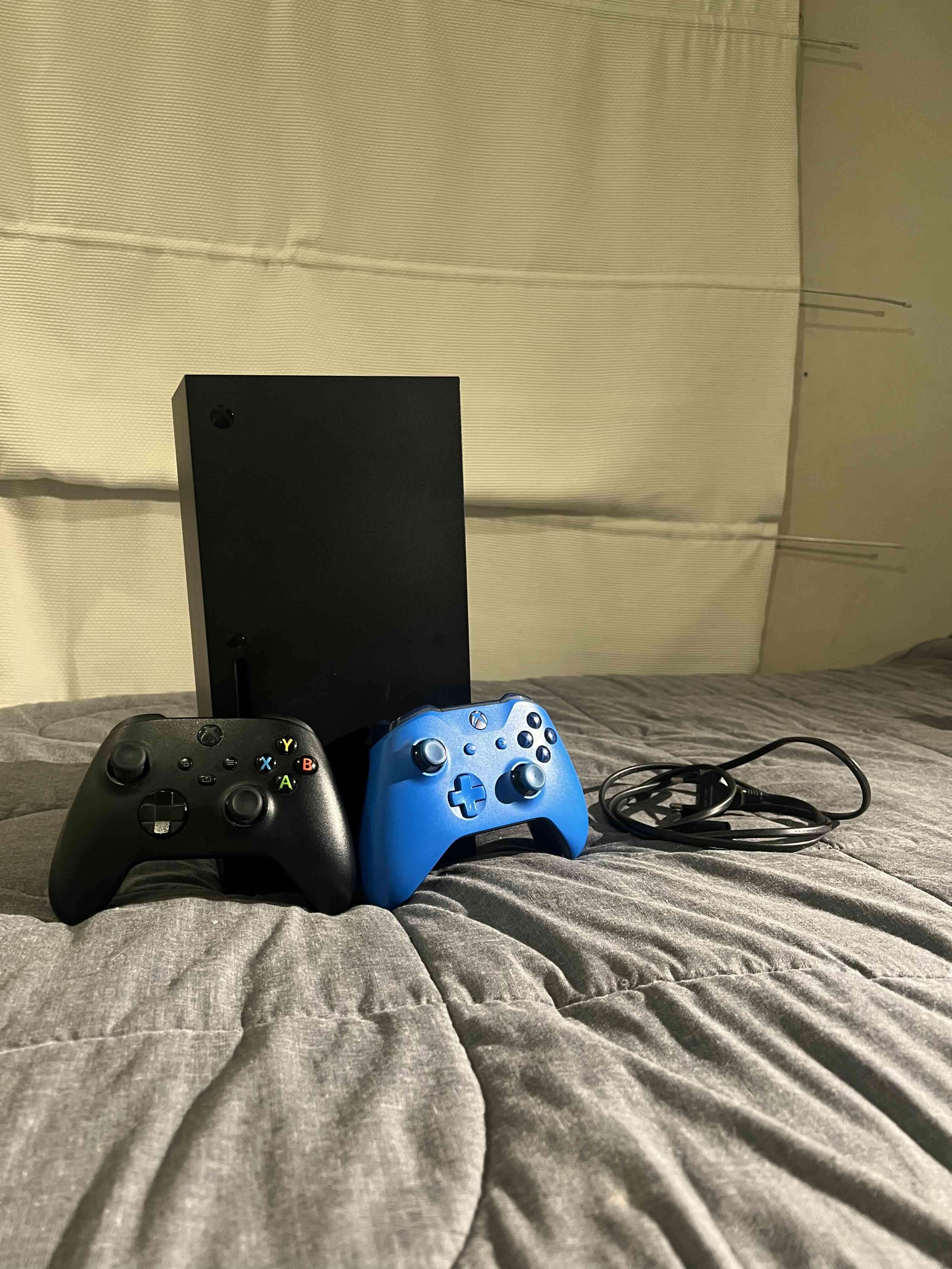 Xbox series X 1 tb +2 controles - 1