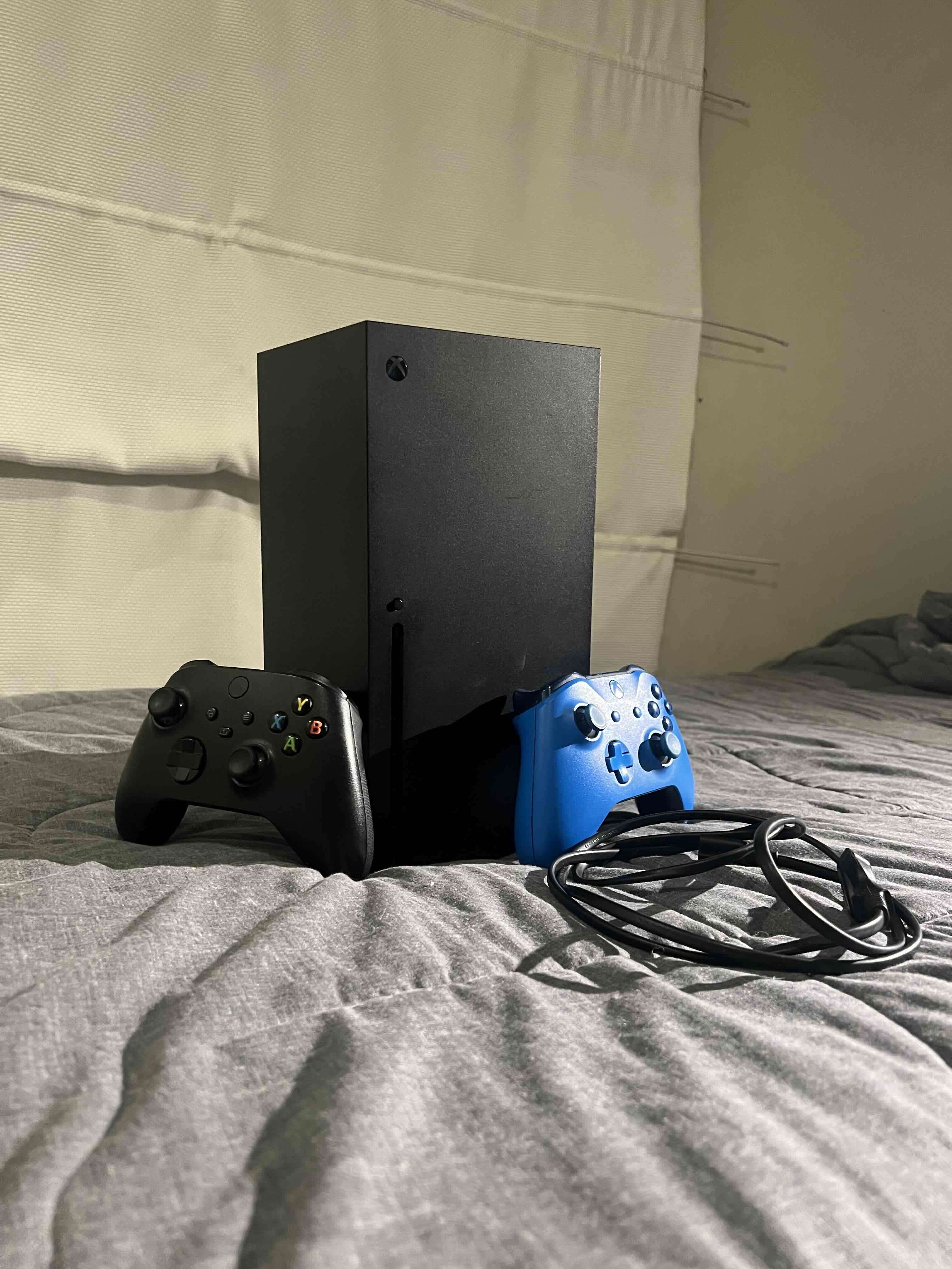 Xbox series X 1 tb +2 controles - 2