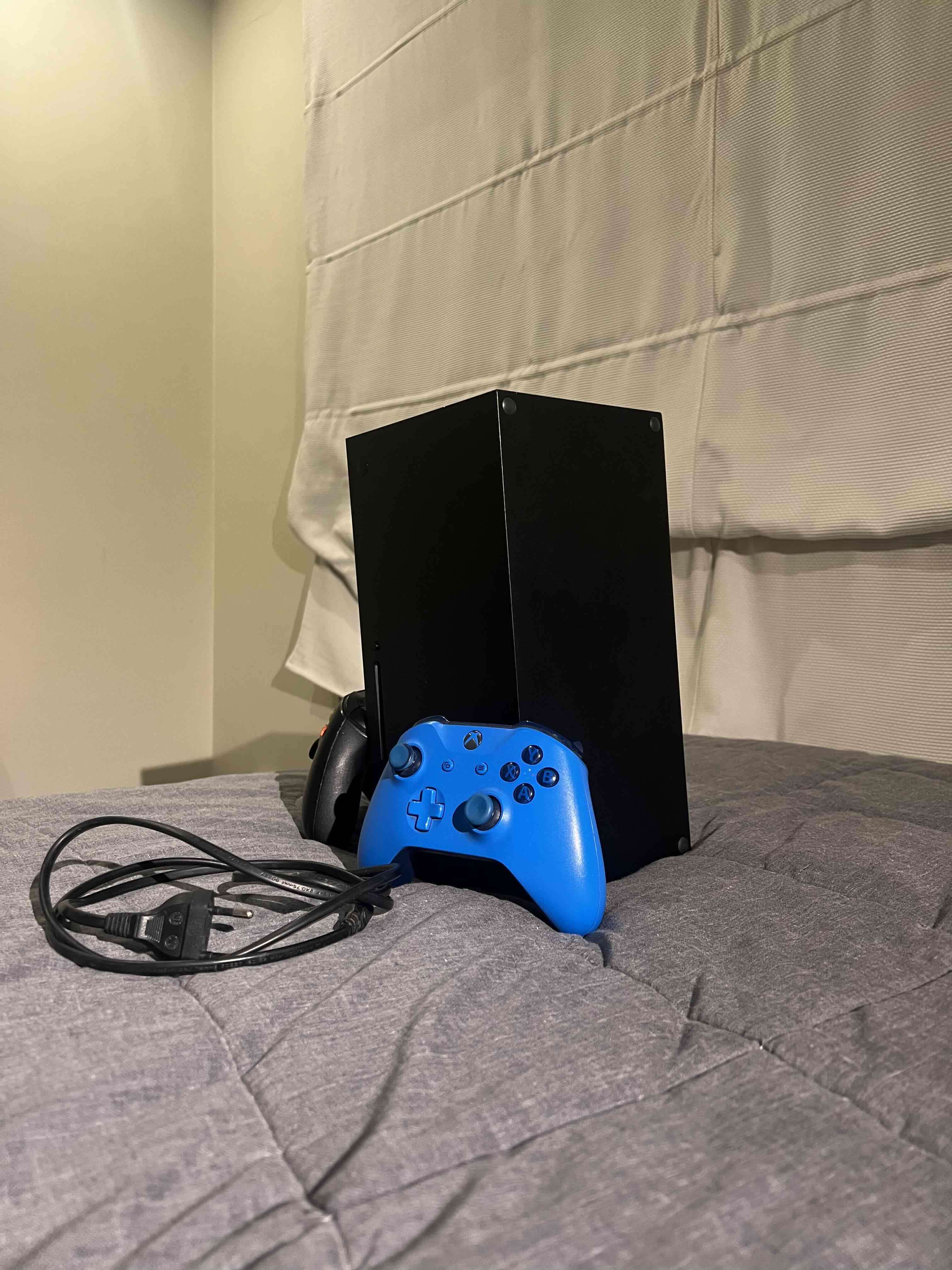 Xbox series X 1 tb +2 controles - 3