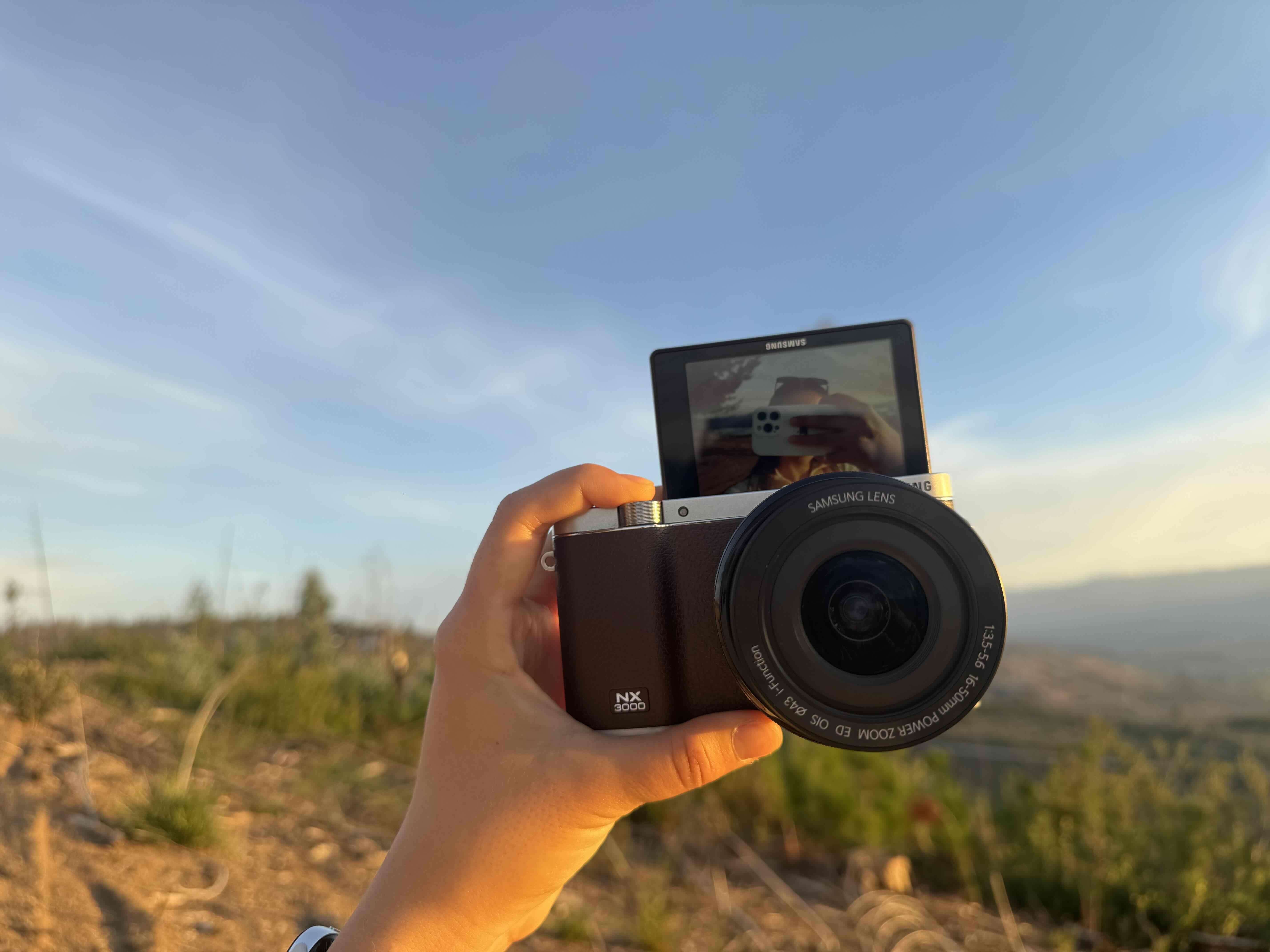 Cámara Samsung NX3000 con pantalla abatible - miniatura 1