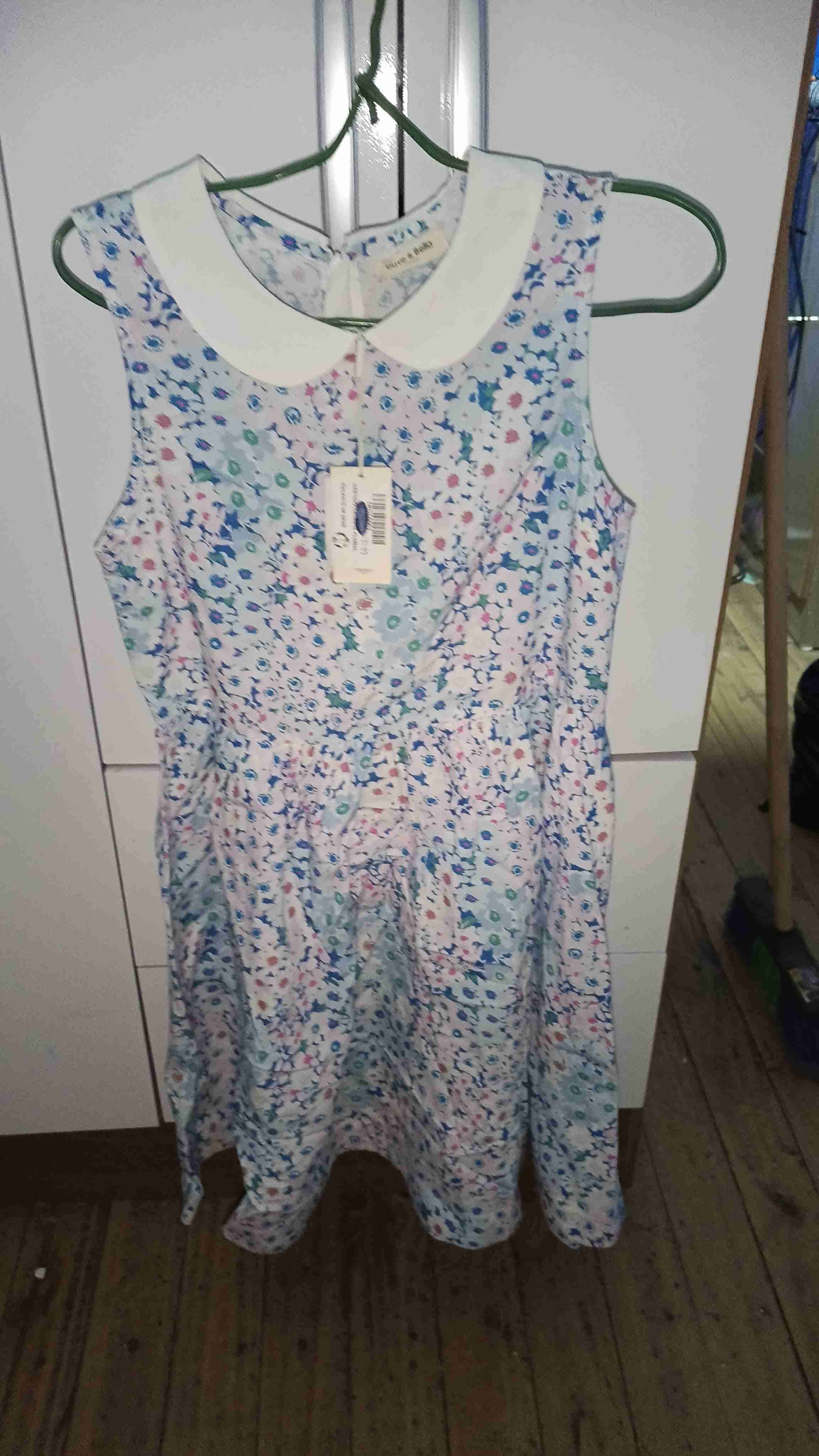 Vestido floreado con cuello