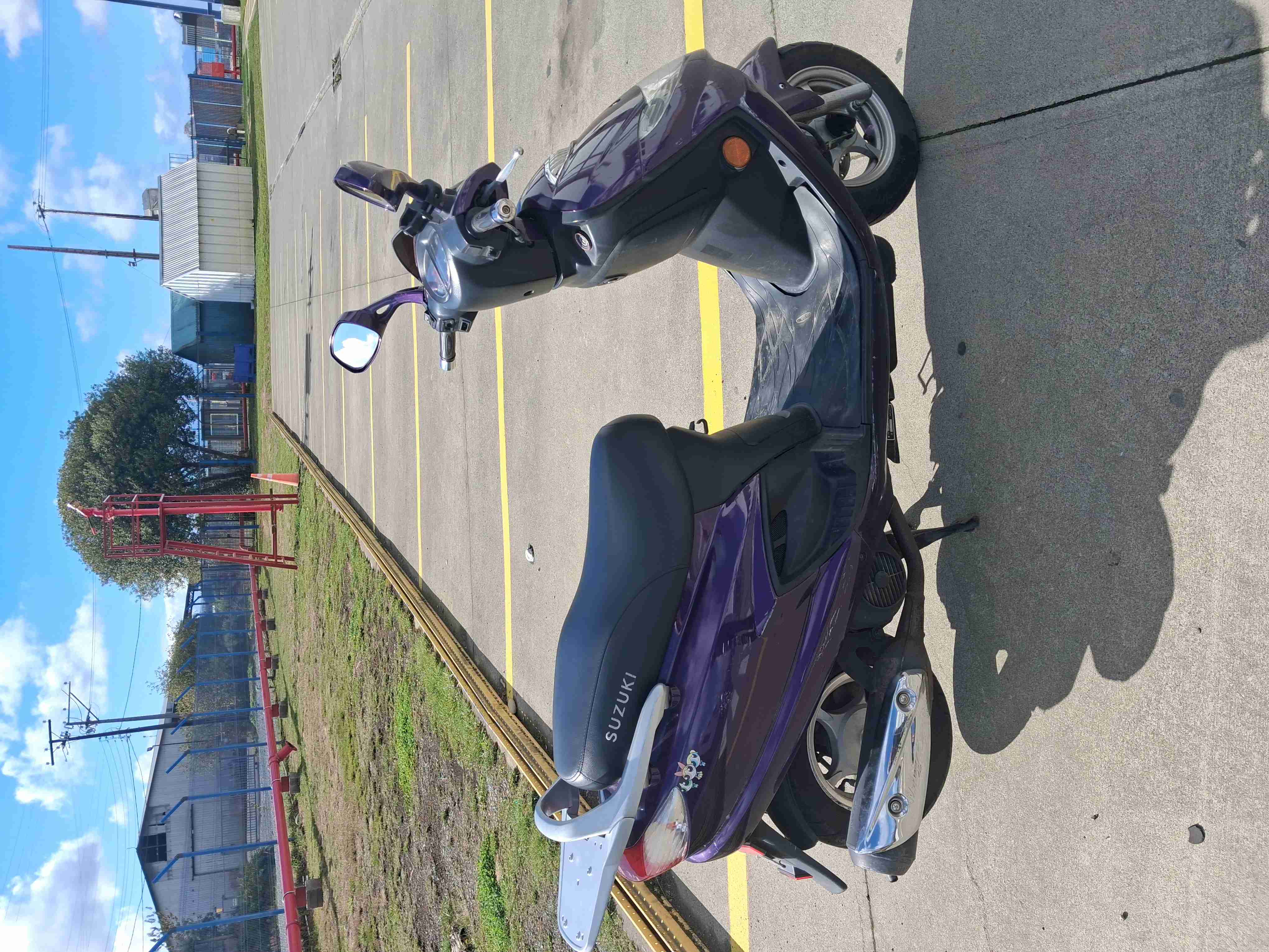 Scooter Suzuki morado - 1