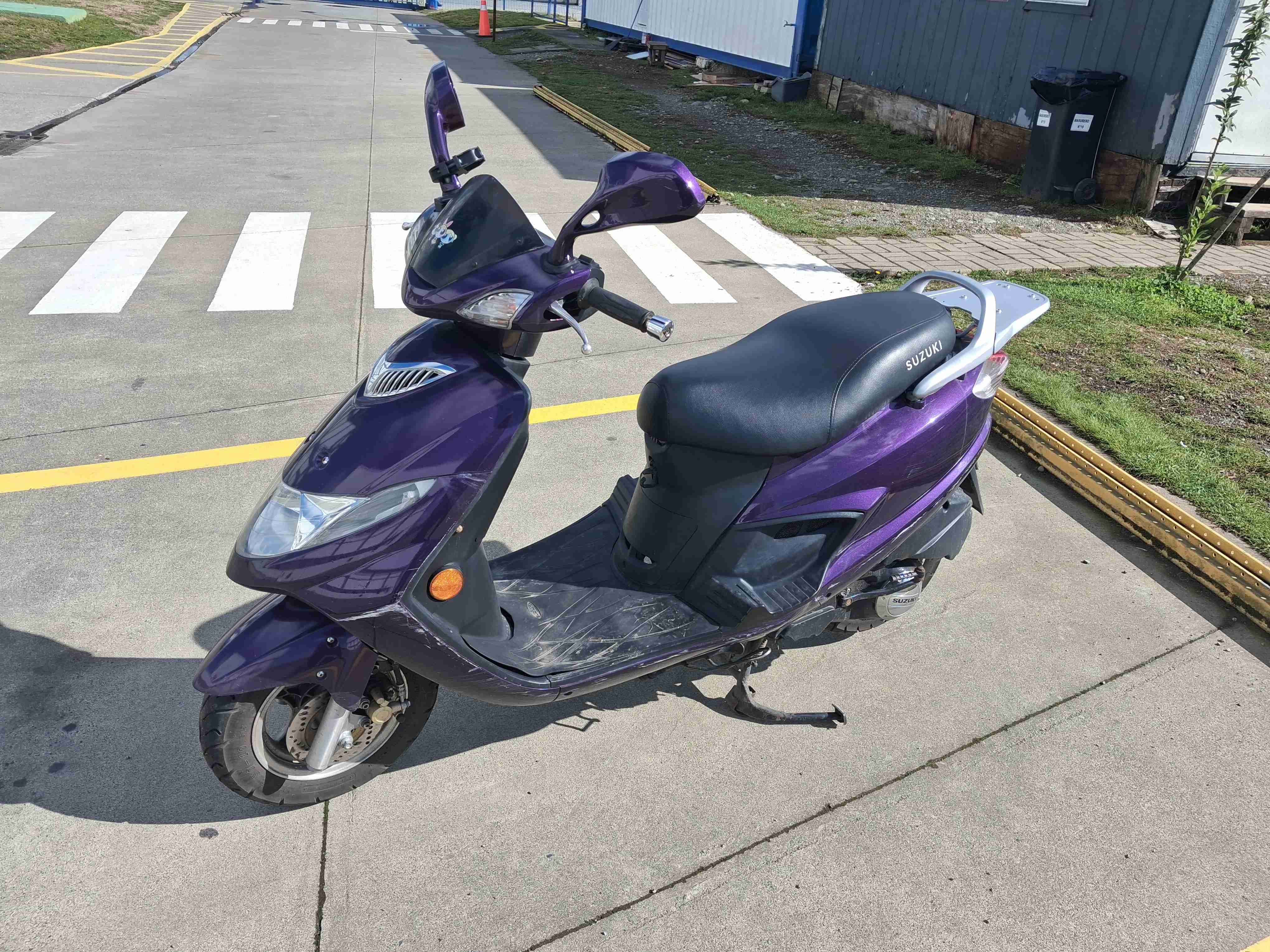 Scooter Suzuki morado - 2