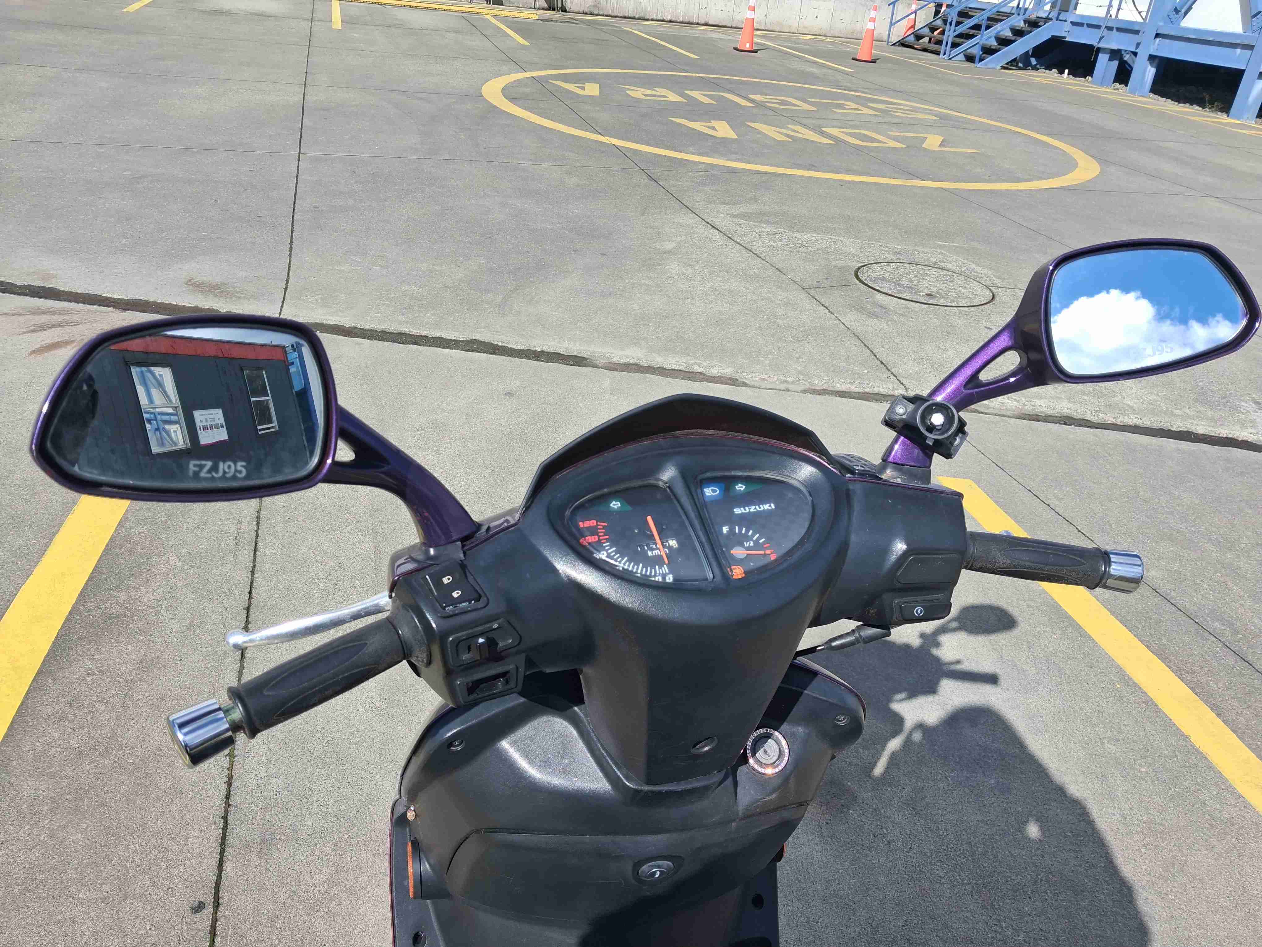 Scooter Suzuki morado - 3